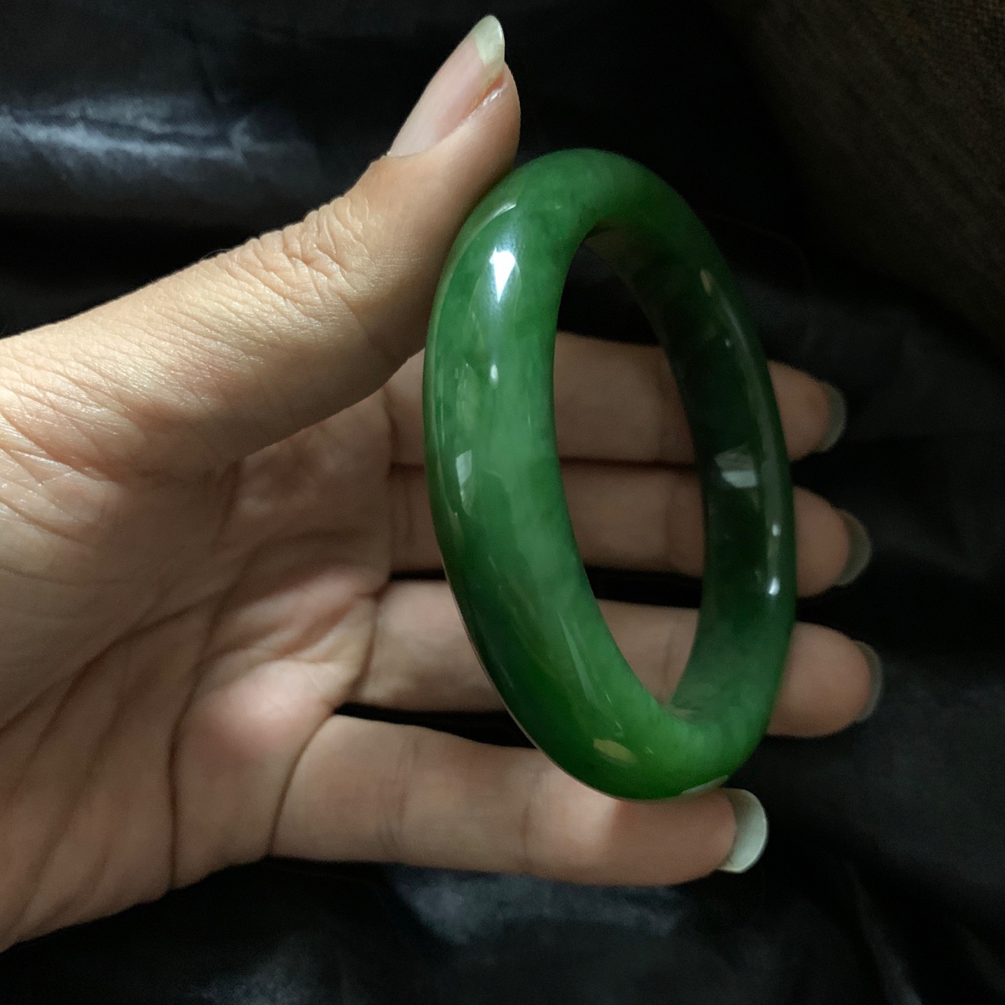 收藏款，56.5圈口和田玉碧玉冰底菠菜绿猫眼手镯，和田玉56.5圈口碧玉手镯，镯型古朴典雅。在诗情画意的雨巷相遇，你是我腕间的一抹风情，有你眸有深情.清风荡漾湖间静水，我愿俯身低眉，在烟波涟漪处寻