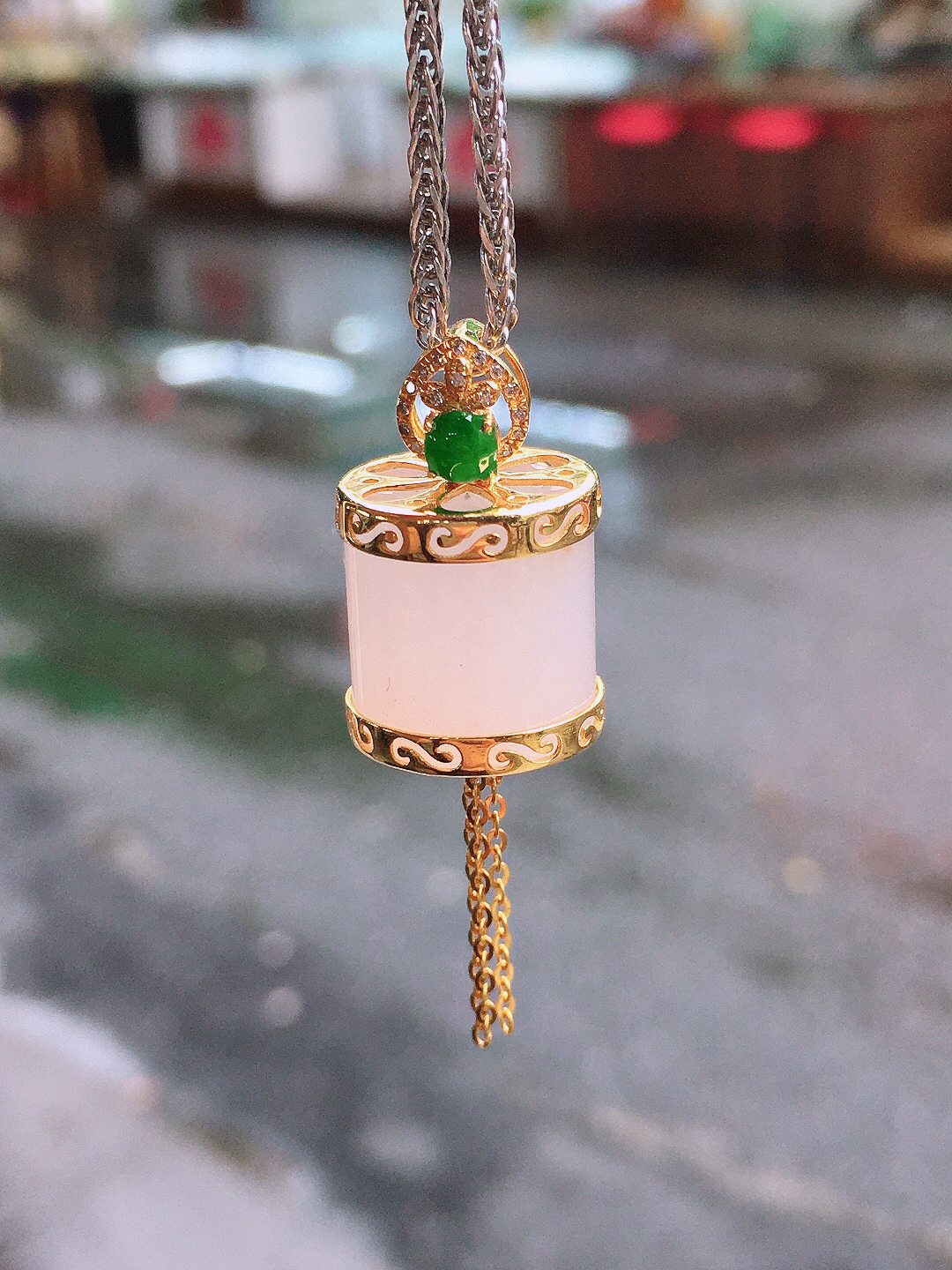 淡紫路路通吊坠，色泽均匀艳丽，玉质细腻，荧光感超
强，饱满圆润，简单大方，尽显优雅气质，18k
金豪