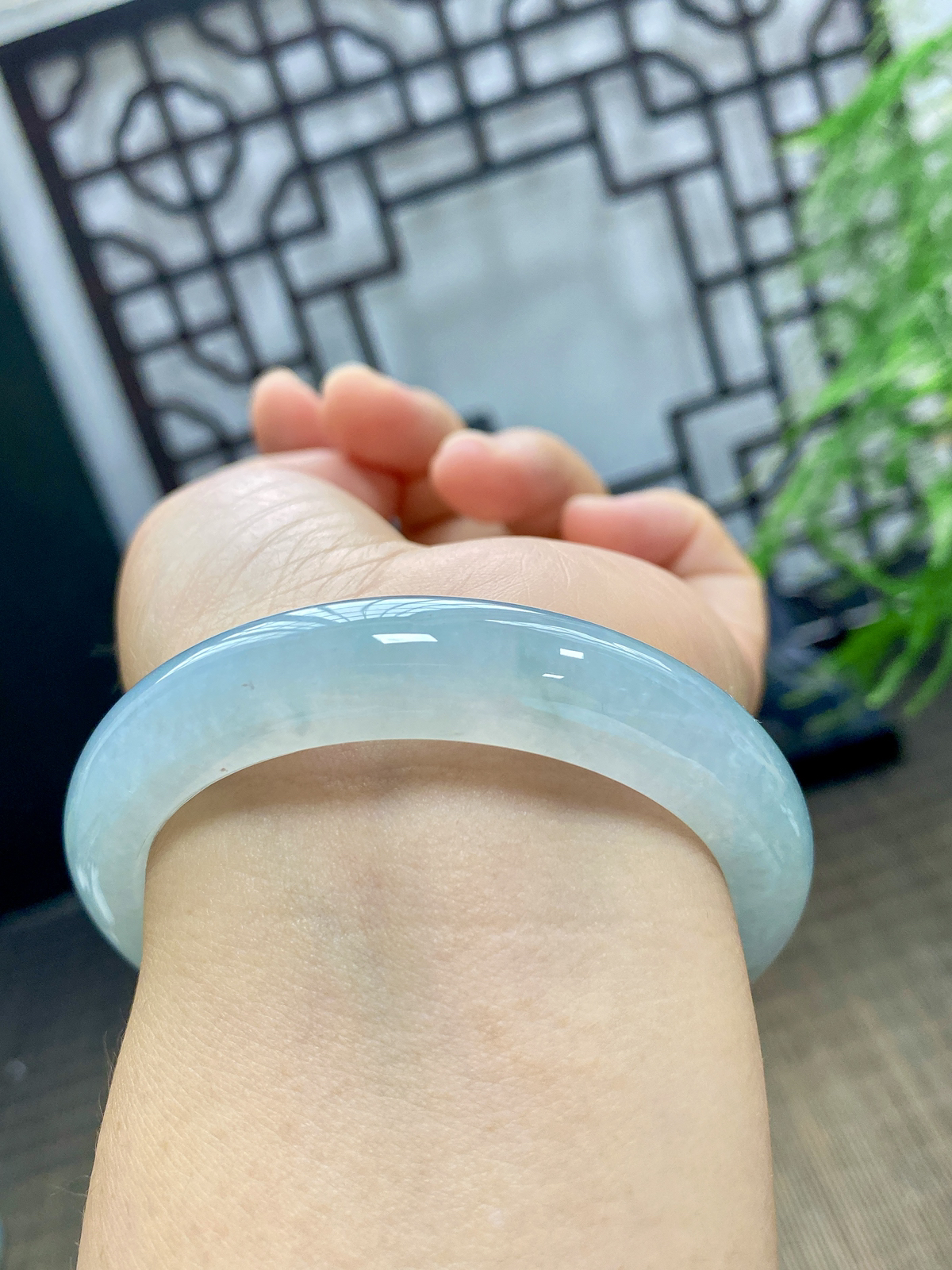 54-55圈可戴。冰种澄澈的冰晴天空蓝翡翠正圈镯，似林间晴空倒映于静水，清冽干净。种质细腻通透，胶感充盈，冰润起光，淡雅蓝调均匀柔和，像穿过绿树枝叶的清风，清冷又治愈。