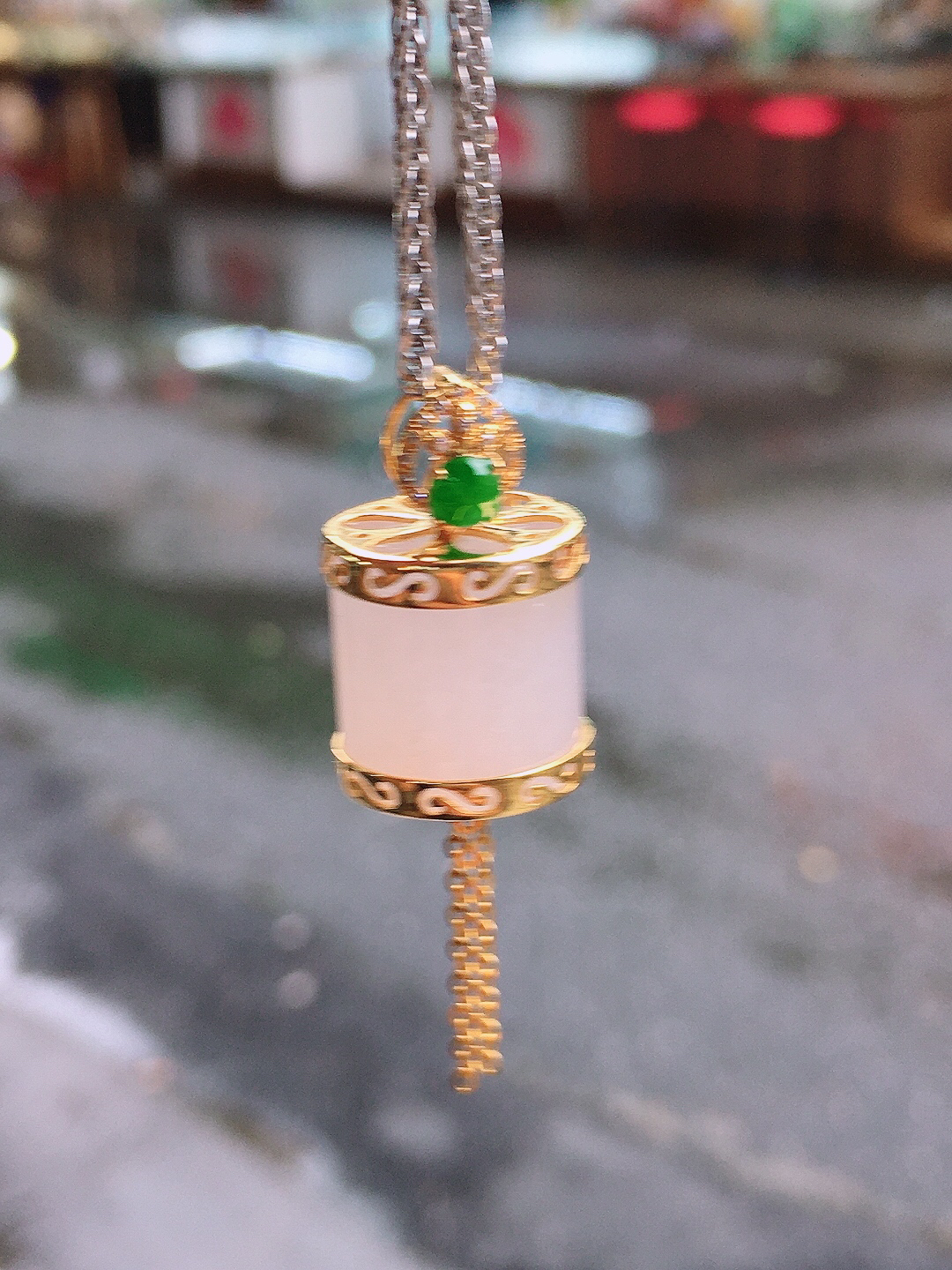 淡紫路路通吊坠，色泽均匀艳丽，玉质细腻，荧光感超
强，饱满圆润，简单大方，尽显优雅气质，18k
金豪