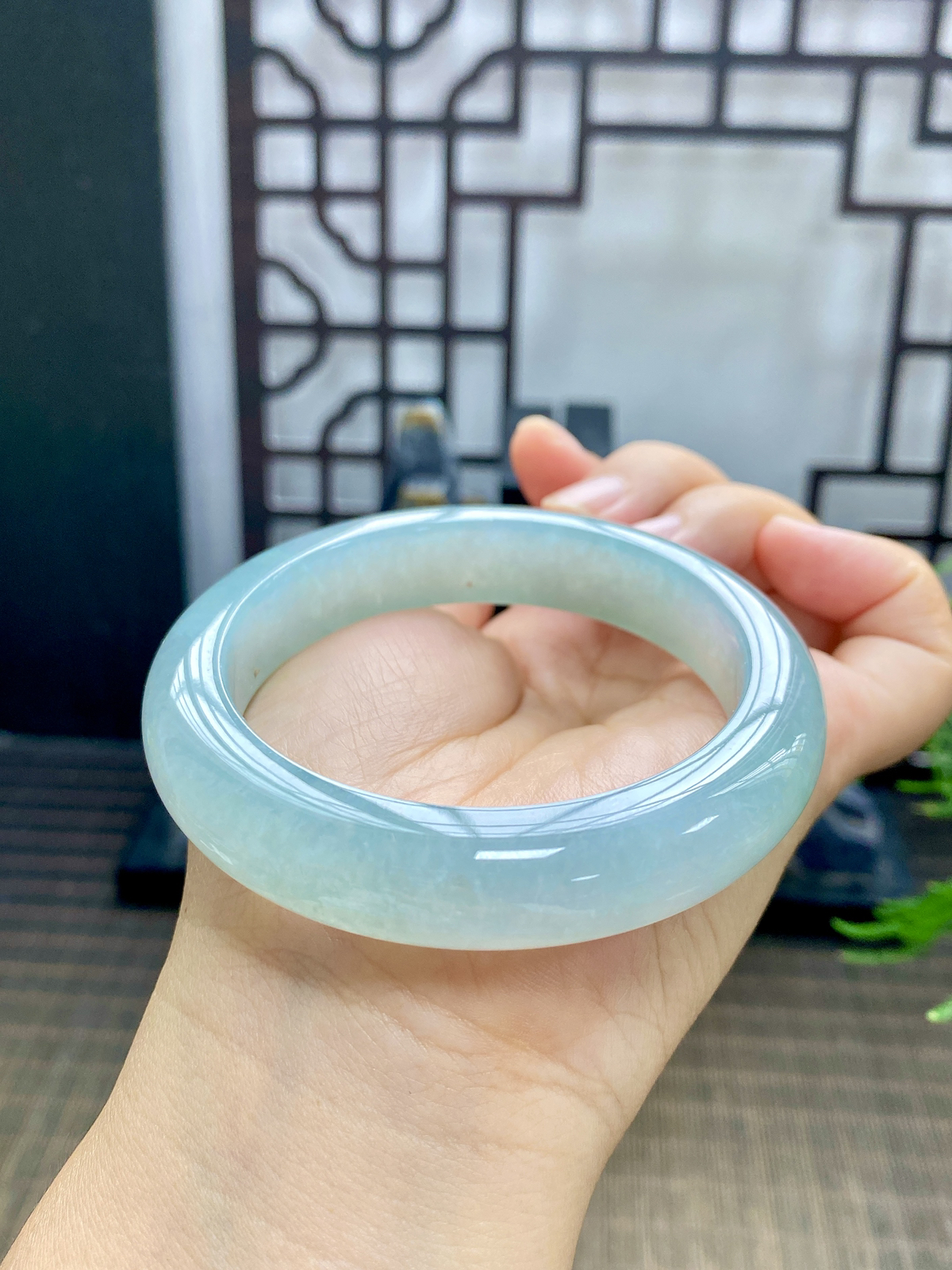 56-57圈可戴。冰种澄澈的冰晴天空蓝翡翠正圈镯，似林间晴空倒映于静水，清冽干净。种质细腻通透，胶感