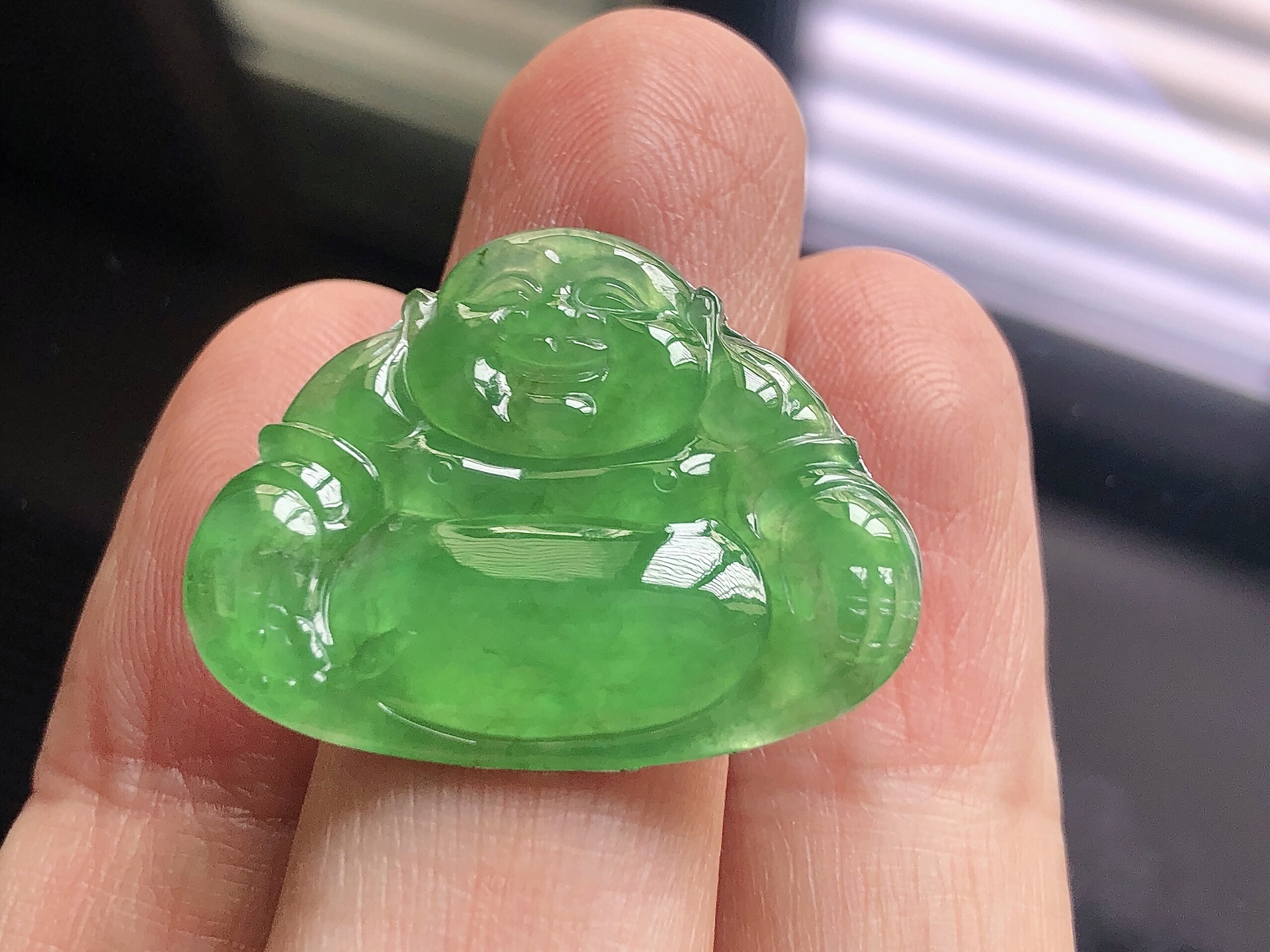 ️ 佛公， 色泽极美，通透水润，玉质细腻，夺目迷人，雕工精湛，面相慈祥大气，品相，无裂，尺寸28.6*22.7*3.5