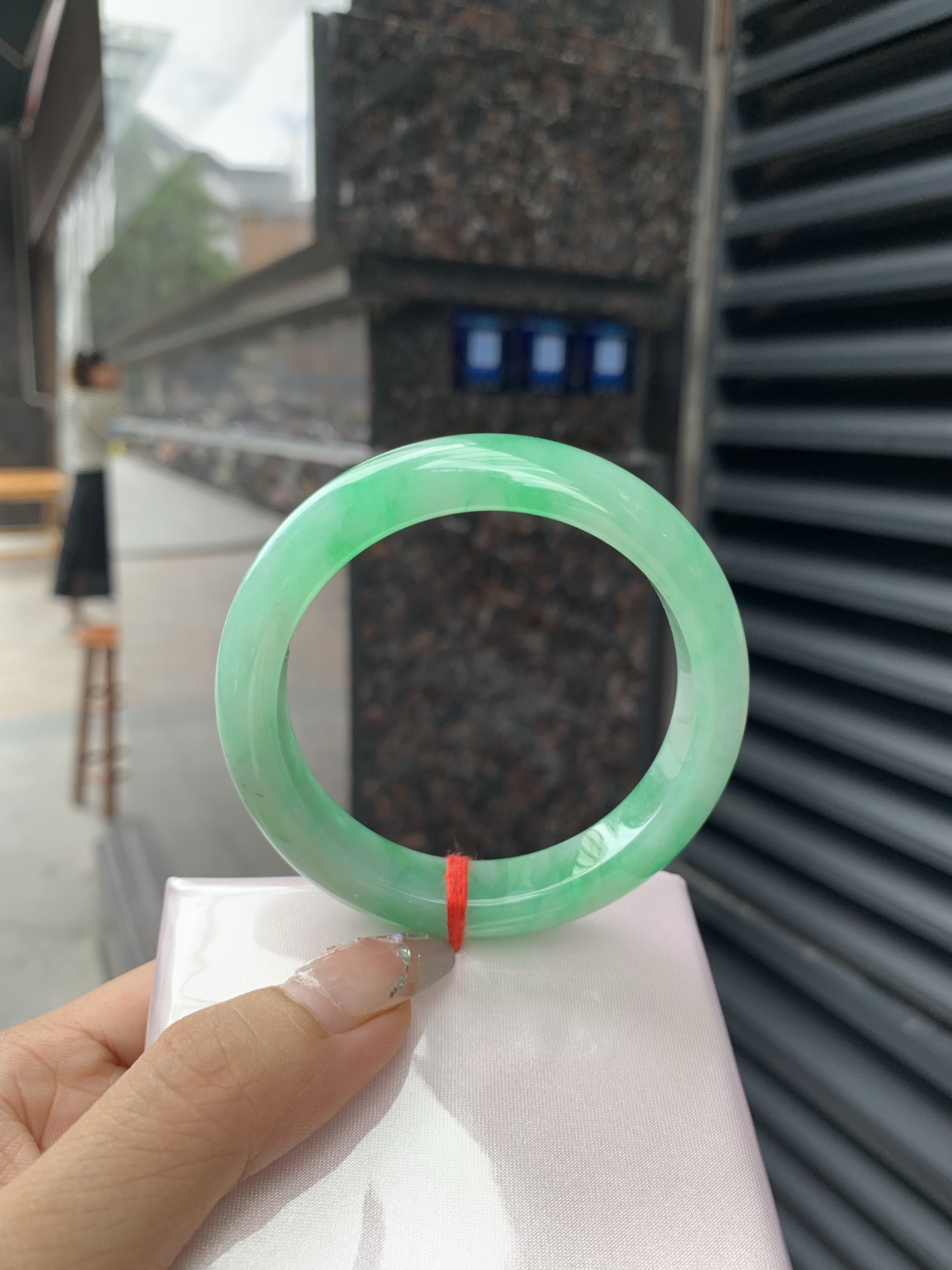 满绿正圈 54.5-8.1-11.2 0518-563-10551 打灯细纹，不影响，底妆水润，满圈阳绿花色鲜艳青翠，色泽均匀分布，举手投足之间散发出来的贵气感