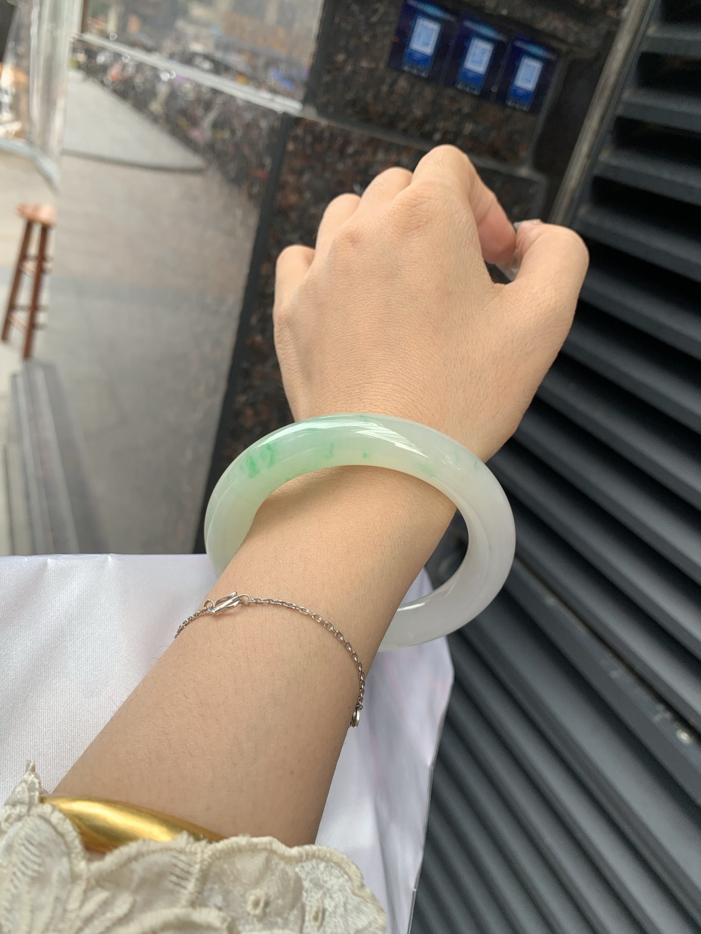 飘阳绿胖圆条 57.5-11.8-12.1 0518-563-10663 打灯小细纹，不影响，半圈飘阳绿碎花，色泽鲜艳，大胖圆条，市场上不多见了