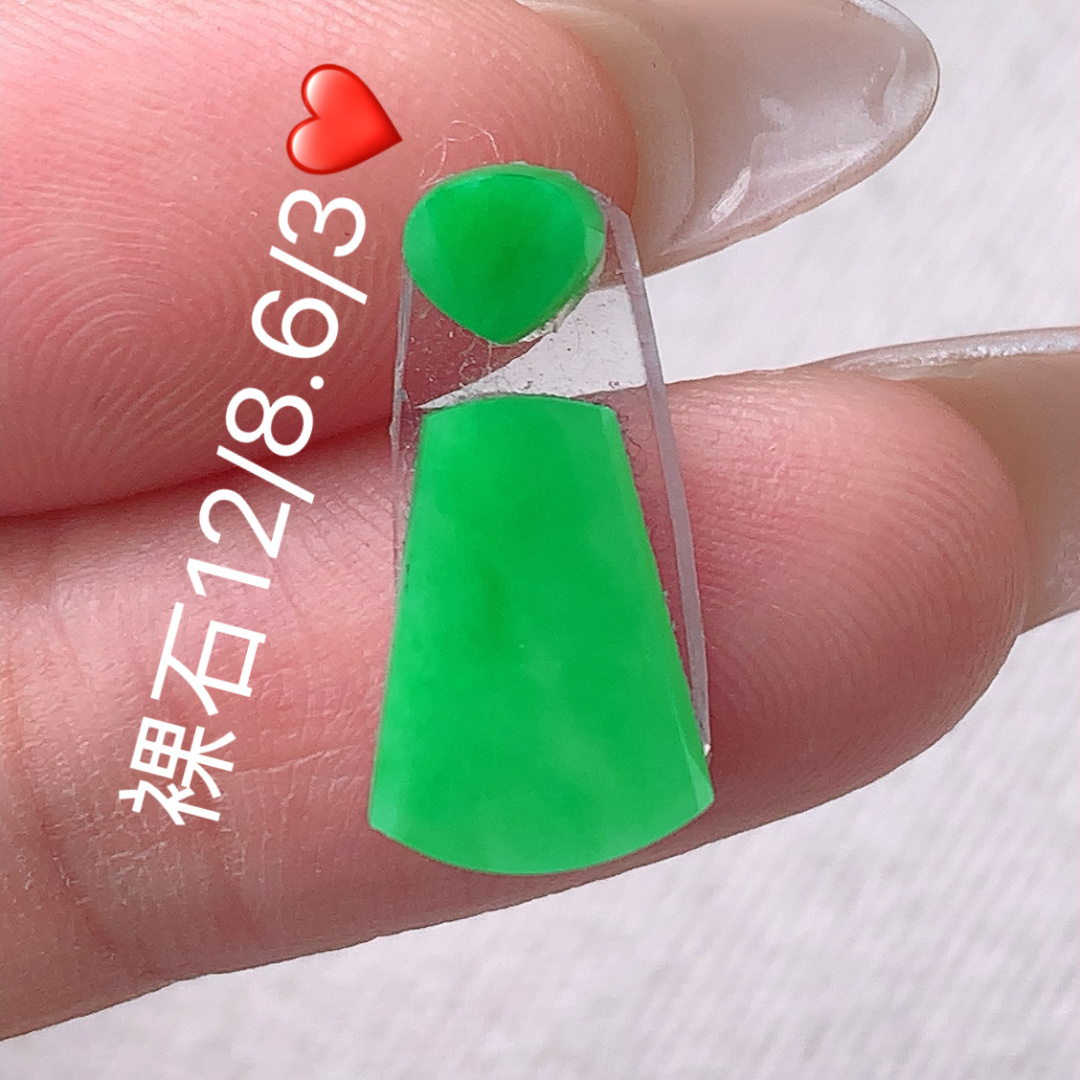冰阳绿无事牌挂件 色泽鲜艳，底子细腻，佩戴落落大方，12-8.6-3