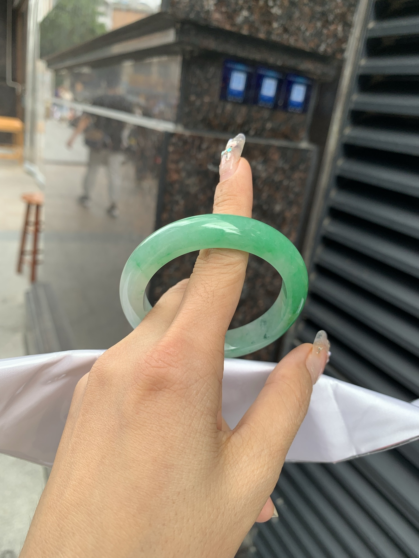 阳绿白底青正圈 打灯细纹，底妆冰润，近满圈阳绿点缀腕间风华，干净纯净的底色上，一抹翠色肆意流淌，宛如春日里的繁华盛景