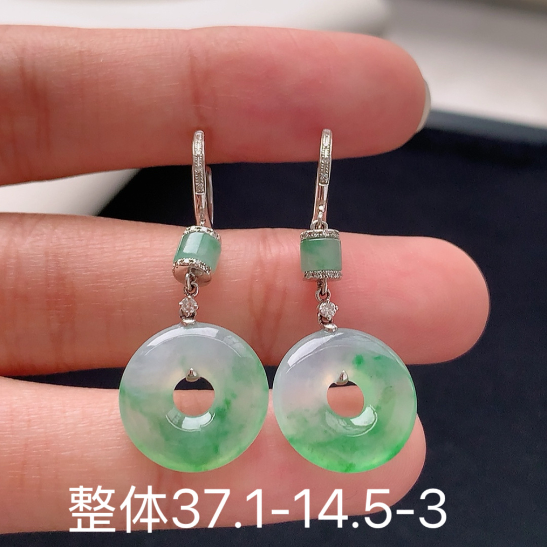 冰飘绿甜甜圈耳坠 冰胶细腻莹润，佩戴简单大方 货号18516，37.1-14.5-3