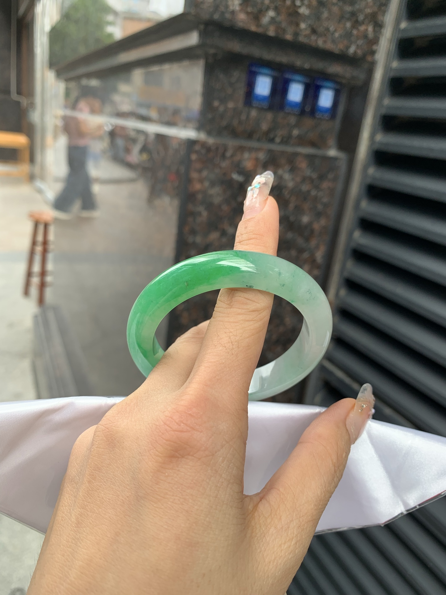 阳绿白底青正圈 打灯细纹，底妆冰润，近满圈阳绿点缀腕间风华，干净纯净的底色上，一抹翠色肆意流淌，宛如春日里的繁华盛景
