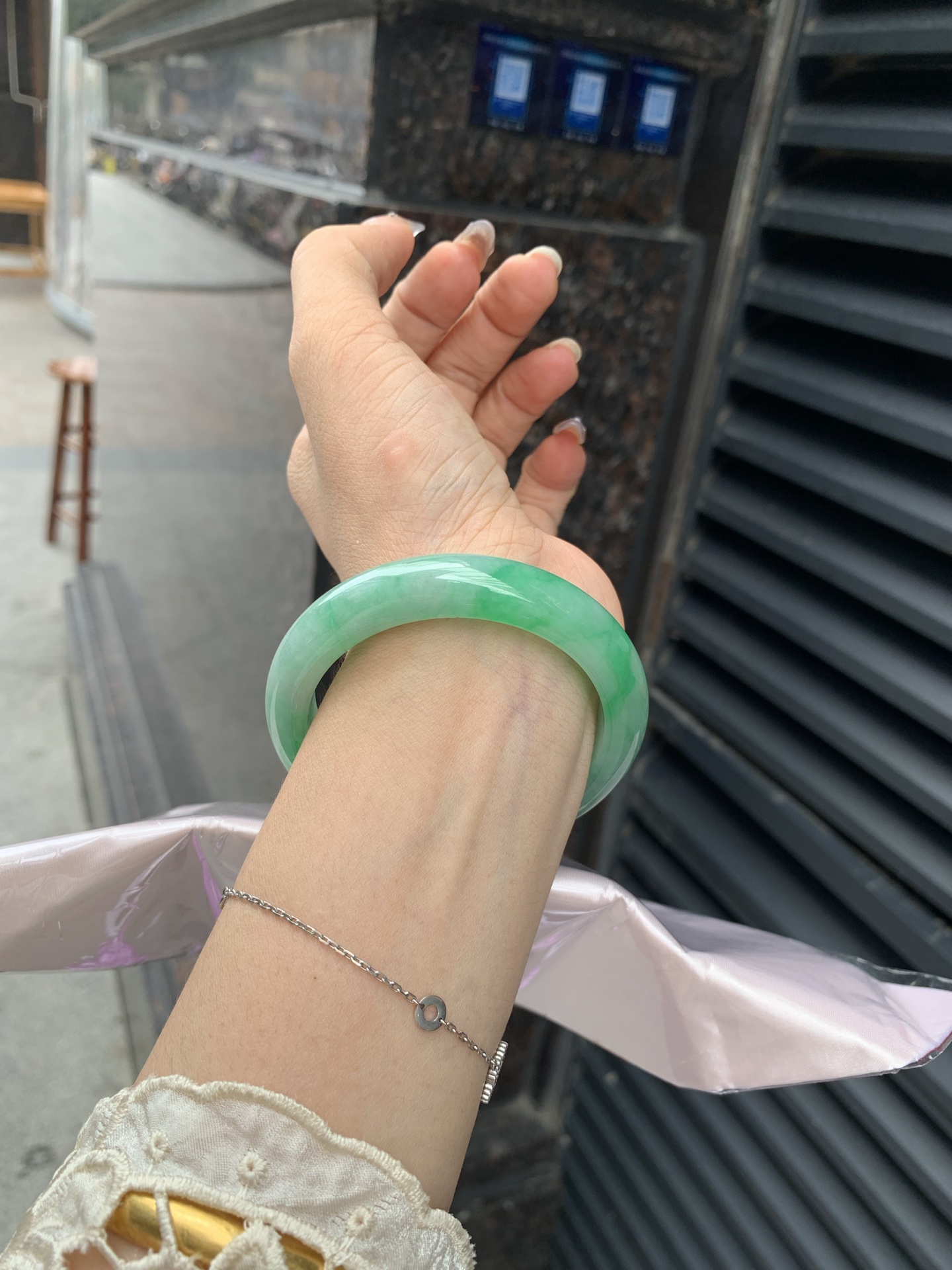满绿正圈 54.5-8.1-11.2 0518-563-10551 打灯细纹，不影响，底妆水润，满圈阳绿花色鲜艳青翠，色泽均匀分布，举手投足之间散发出来的贵气感