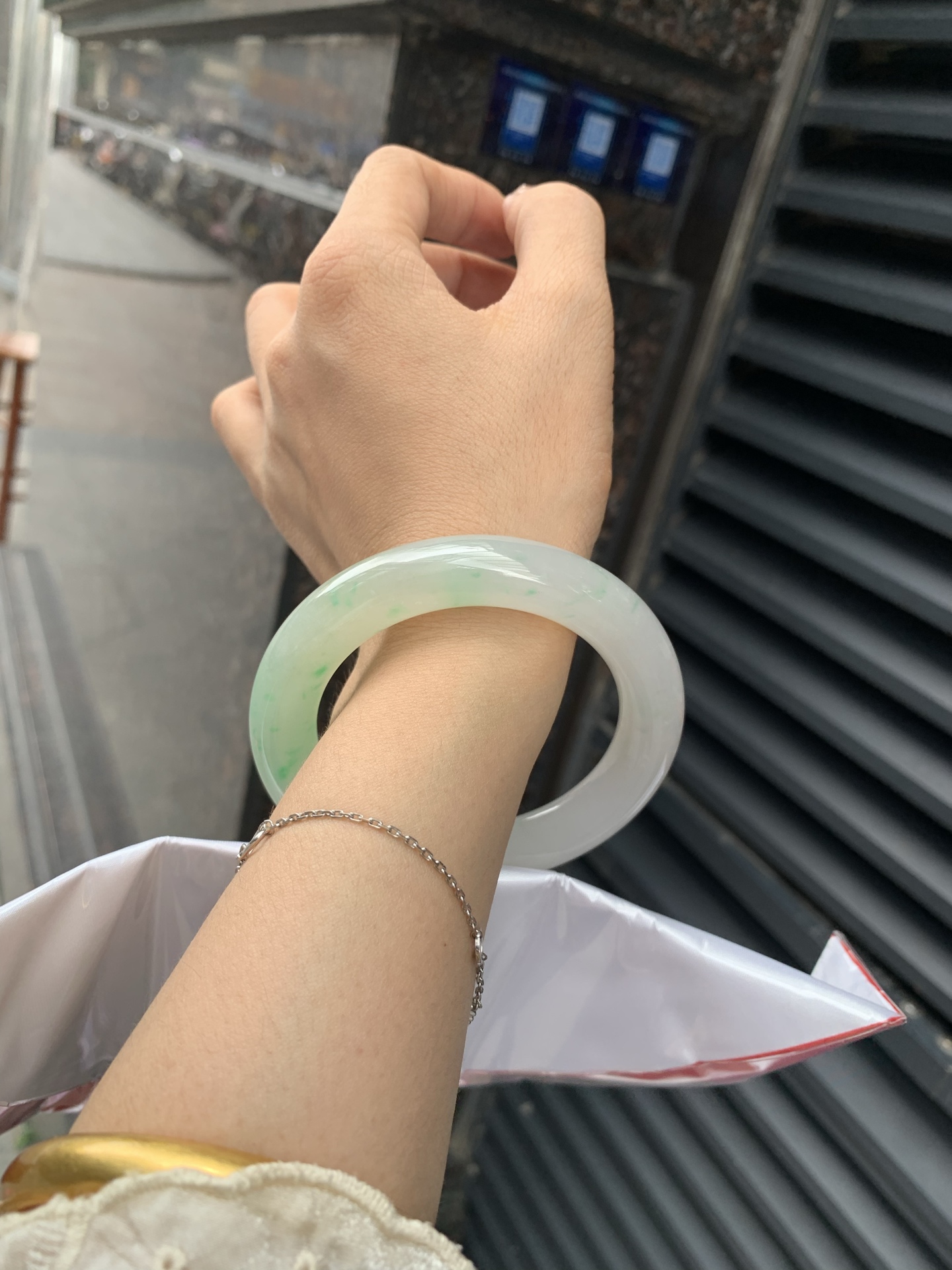 飘阳绿胖圆条 57.5-11.8-12.1 0518-563-10663 打灯小细纹，不影响，半圈飘阳绿碎花，色泽鲜艳，大胖圆条，市场上不多见了