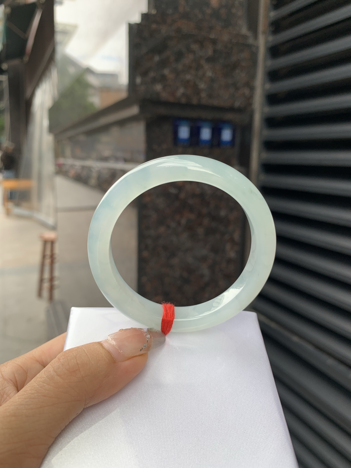 飘花正圈 0518-N751 打灯棉絮，底妆冰润，淡淡蓝底飘碎花，清爽中带着独特且直观的美