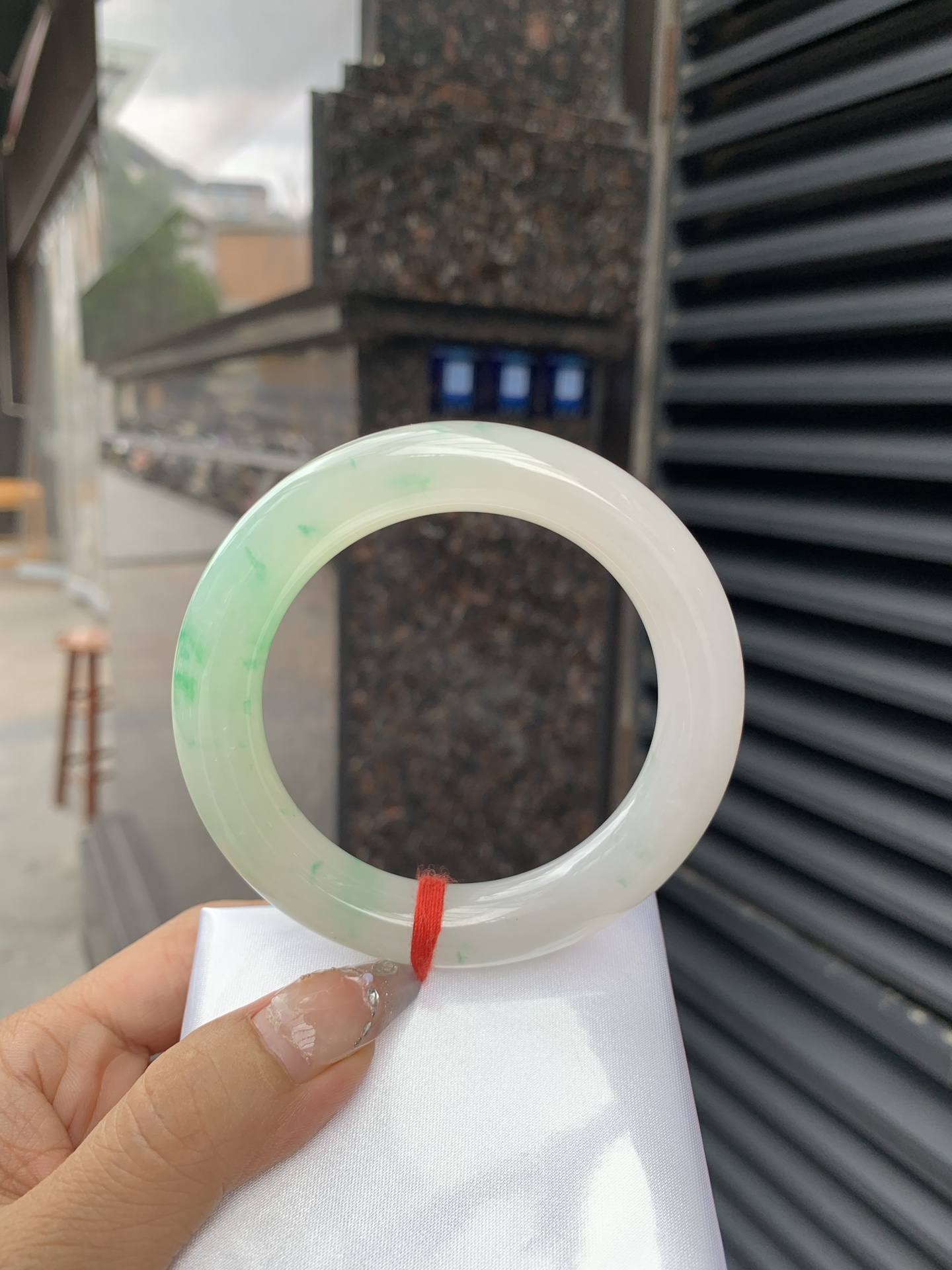 飘阳绿胖圆条 57.5-11.8-12.1 0518-563-10663 打灯小细纹，不影响，半圈飘阳绿碎花，色泽鲜艳，大胖圆条，市场上不多见了