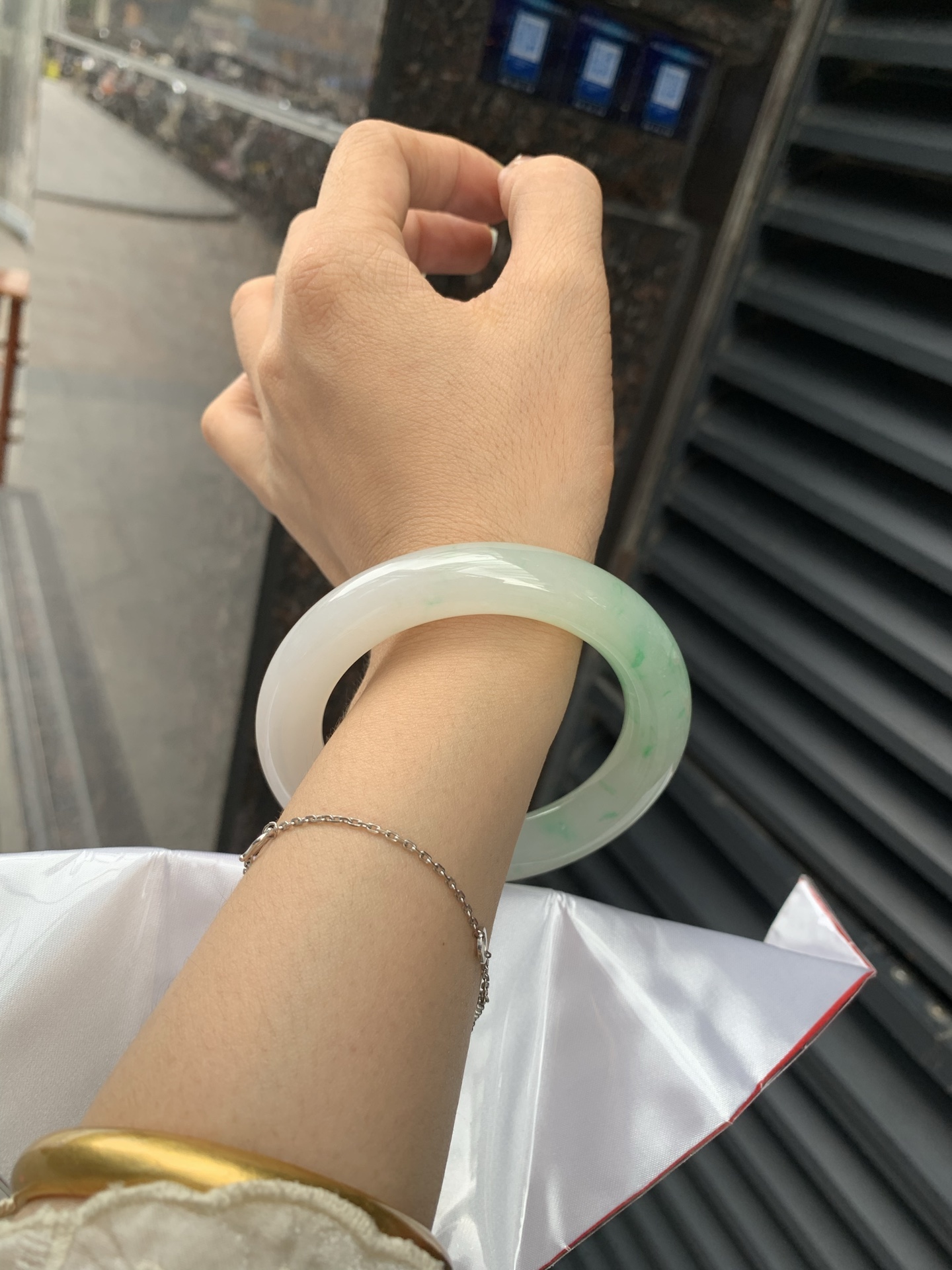 飘阳绿胖圆条 57.5-11.8-12.1 0518-563-10663 打灯小细纹，不影响，半圈飘阳绿碎花，色泽鲜艳，大胖圆条，市场上不多见了