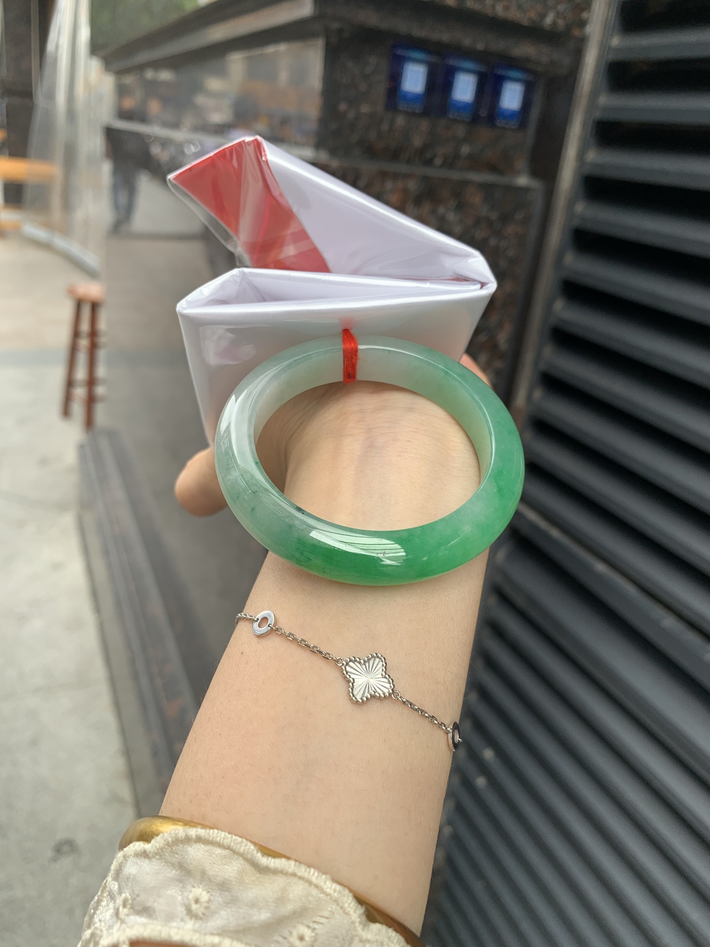 阳绿白底青正圈 打灯细纹，底妆冰润，近满圈阳绿点缀腕间风华，干净纯净的底色上，一抹翠色肆意流淌，宛如春日里的繁华盛景