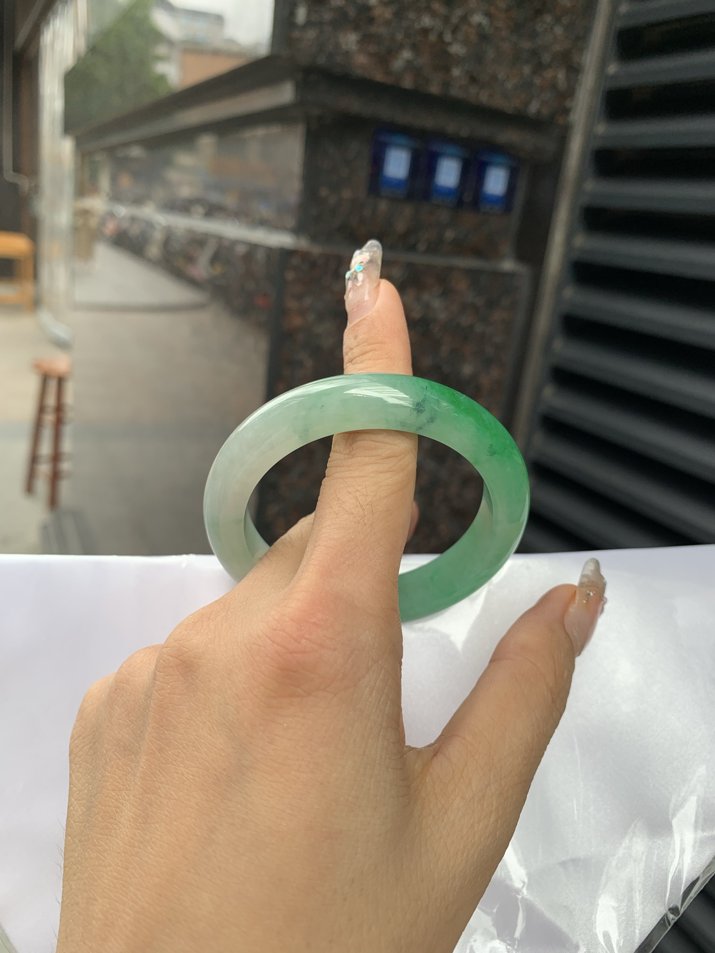 阳绿白底青正圈 打灯细纹，底妆冰润，近满圈阳绿点缀腕间风华，干净纯净的底色上，一抹翠色肆意流淌，宛如春日里的繁华盛景