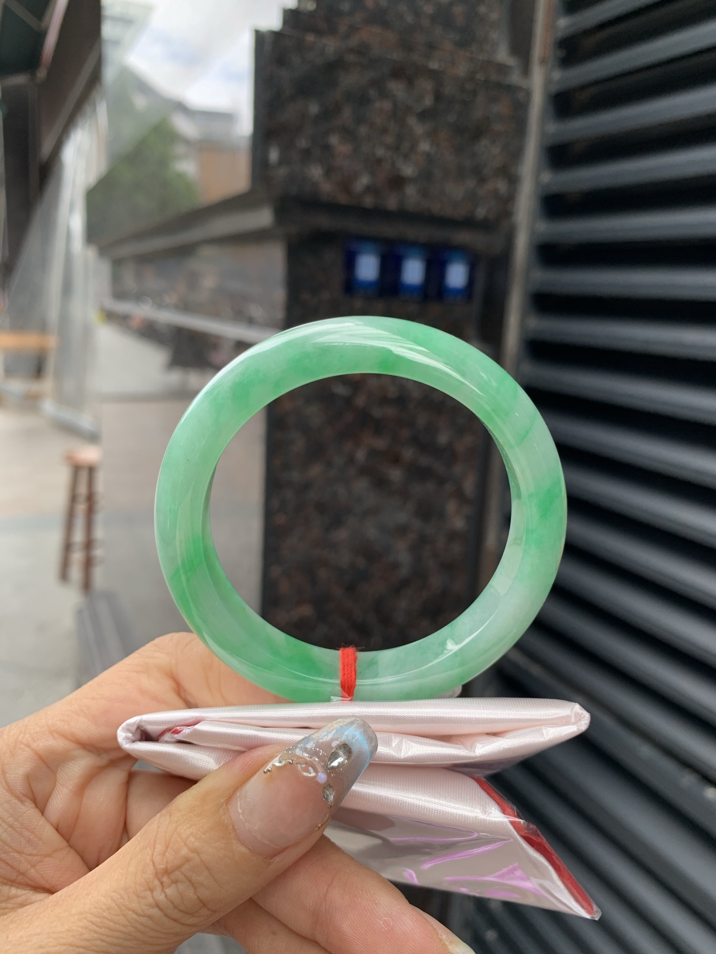 满绿正圈 54.5-8.1-11.2 0518-563-10551 打灯细纹，不影响，底妆水润，满圈阳绿花色鲜艳青翠，色泽均匀分布，举手投足之间散发出来的贵气感
