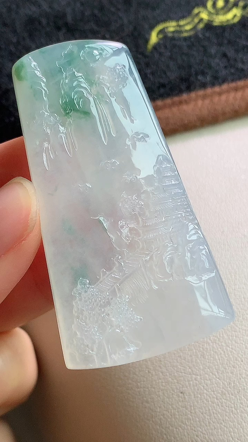天然翡翠，飘花山水牌 尺寸58-30.7-5.8 hm517