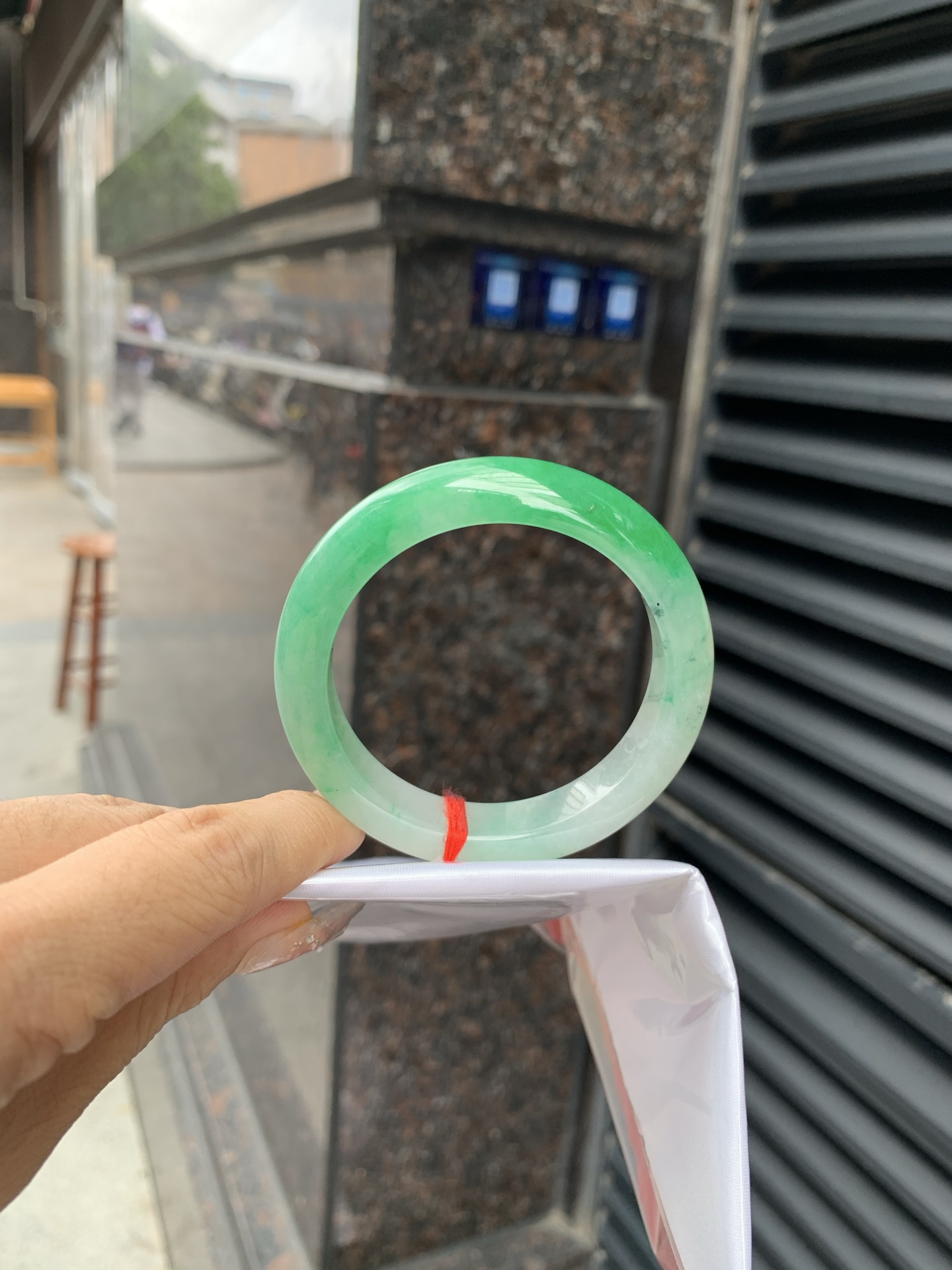 阳绿白底青正圈 打灯细纹，底妆冰润，近满圈阳绿点缀腕间风华，干净纯净的底色上，一抹翠色肆意流淌，宛如春日里的繁华盛景
