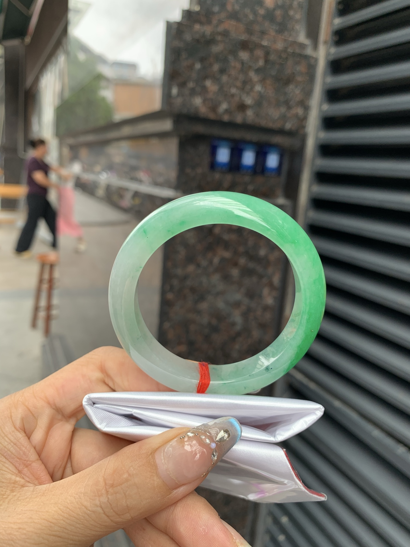 阳绿白底青正圈 打灯细纹，底妆冰润，近满圈阳绿点缀腕间风华，干净纯净的底色上，一抹翠色肆意流淌，宛如春日里的繁华盛景