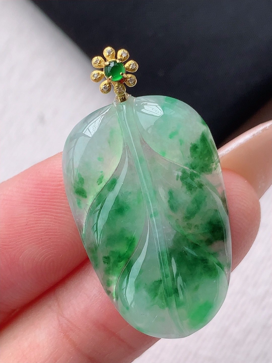 冰飘绿树叶吊坠，花色灵动，底子细腻水润，佩戴优雅精致，33.5