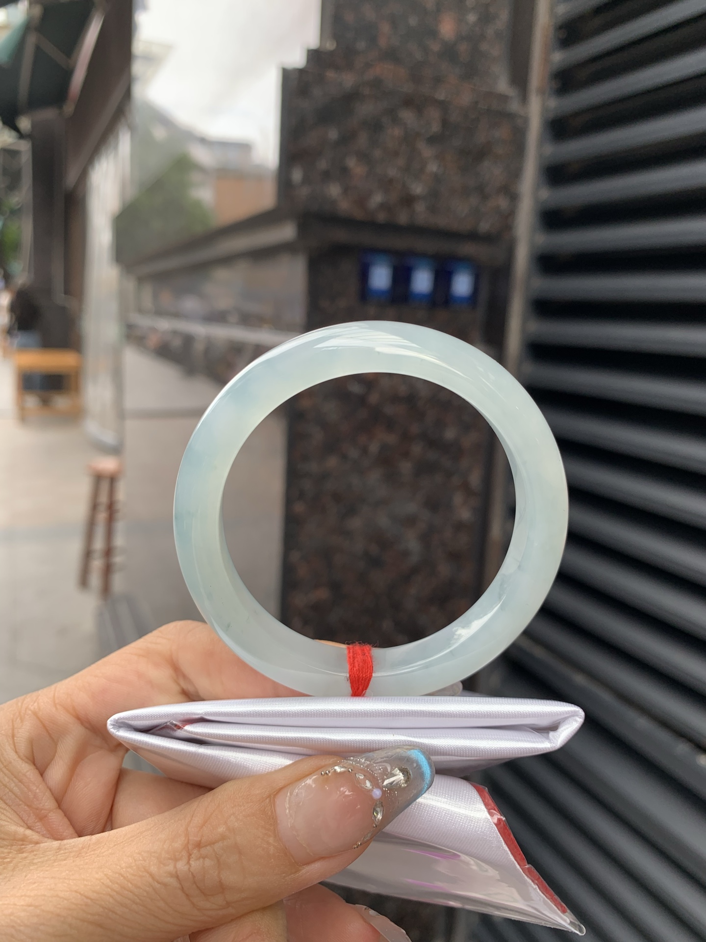 飘花正圈 0518-N751 打灯棉絮，底妆冰润，淡淡蓝底飘碎花，清爽中带着独特且直观的美