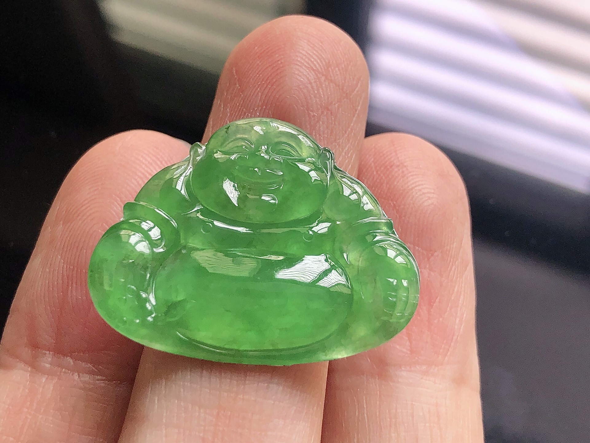 ️ 佛公， 色泽极美，通透水润，玉质细腻，夺目迷人，雕工精湛，面相慈祥大气，品相，无裂，尺寸28.6*22.7*3.5