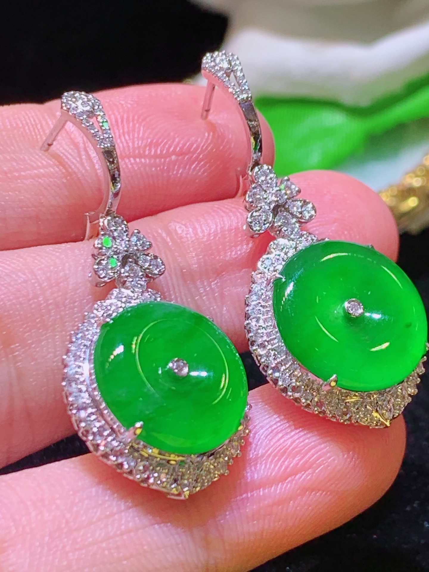 翡翠A货 满绿平安扣耳环 18k金镶嵌，冰润细腻，佩戴效果出众，36.7-17.5-7.2
