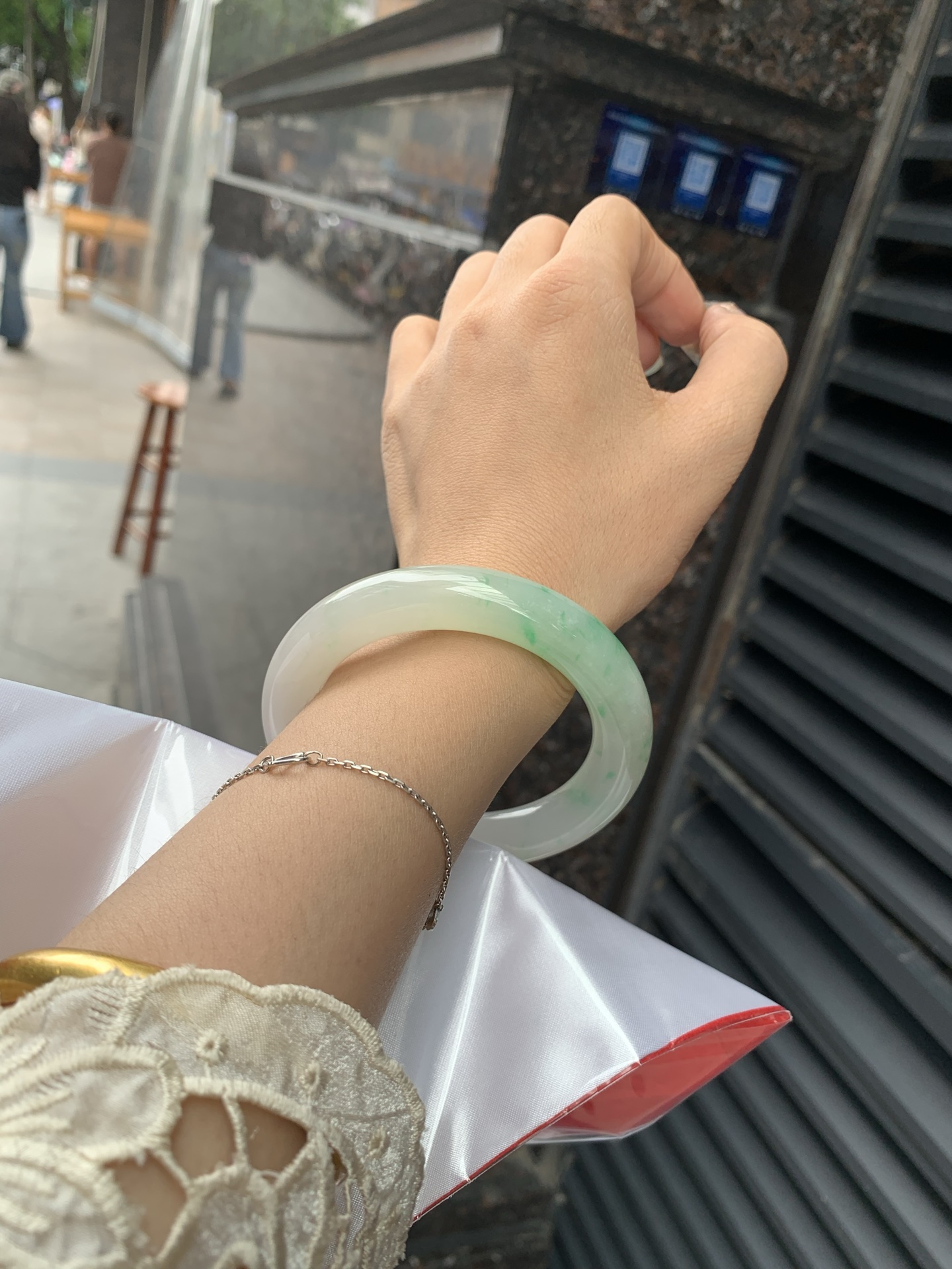 飘阳绿胖圆条 57.5-11.8-12.1 0518-563-10663 打灯小细纹，不影响，半圈飘阳绿碎花，色泽鲜艳，大胖圆条，市场上不多见了