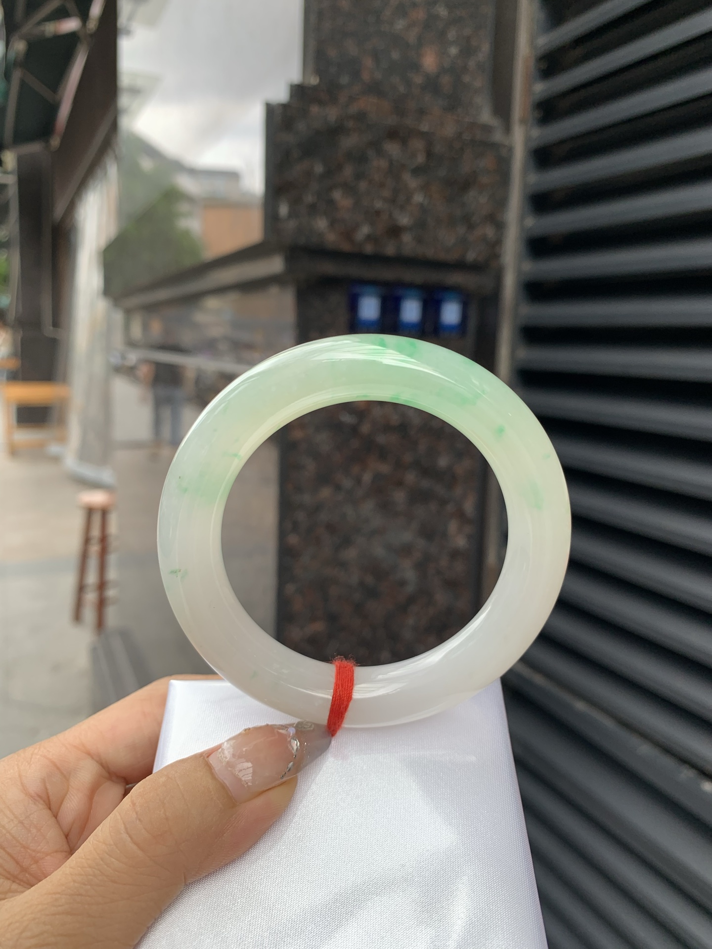 飘阳绿胖圆条 57.5-11.8-12.1 0518-563-10663 打灯小细纹，不影响，半圈飘阳绿碎花，色泽鲜艳，大胖圆条，市场上不多见了