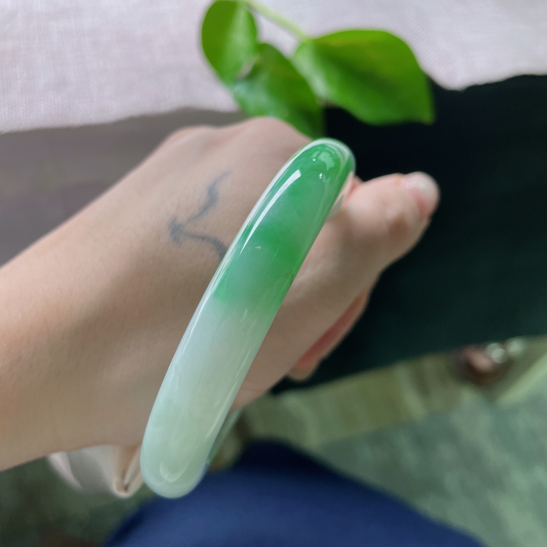 58.2/10.9，飘花绿正圈，窄条，水润，青翠欲滴，俏丽若三春之桃，有纹，ss52583a