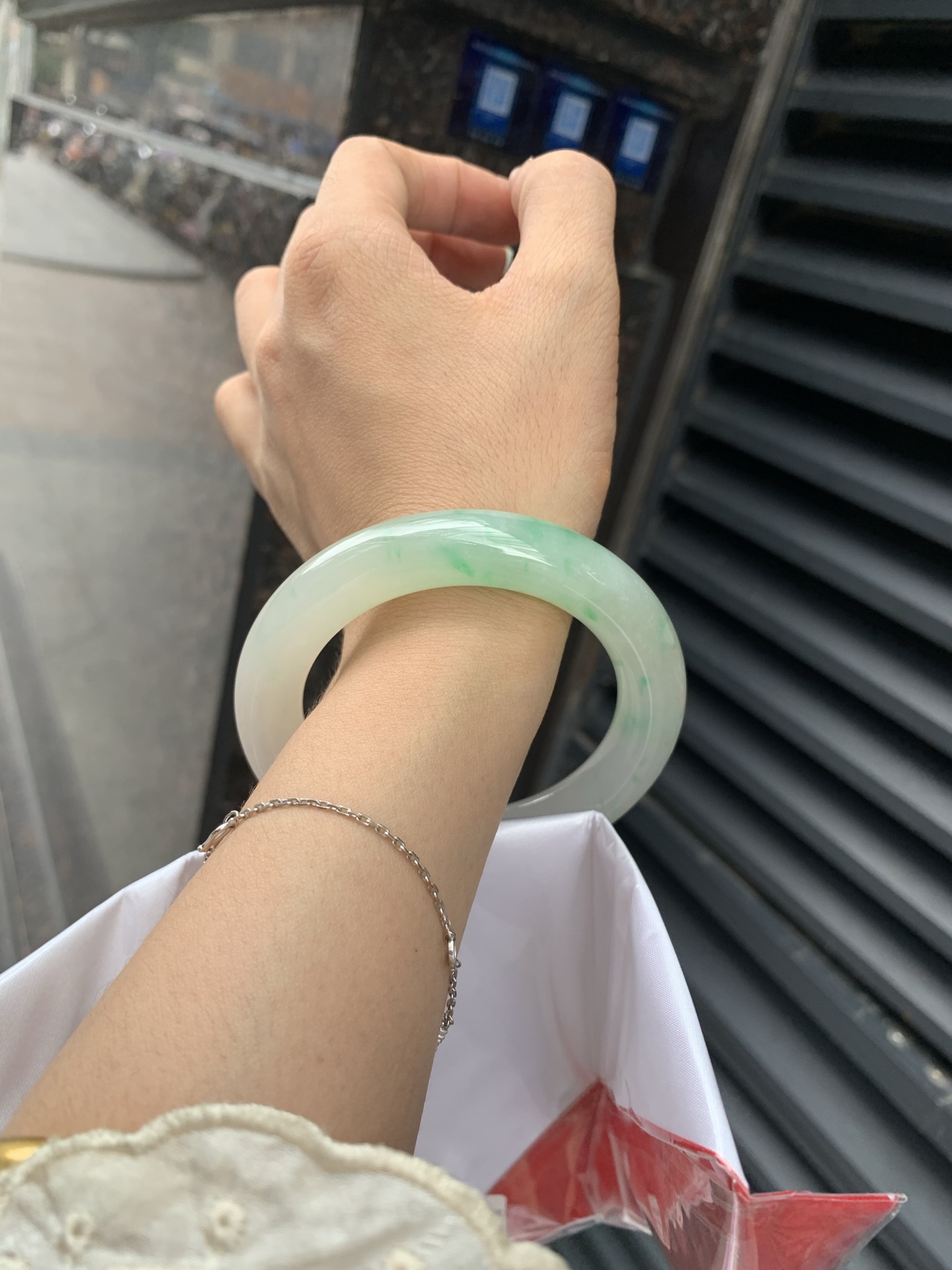 飘阳绿胖圆条 57.5-11.8-12.1 0518-563-10663 打灯小细纹，不影响，半圈飘阳绿碎花，色泽鲜艳，大胖圆条，市场上不多见了
