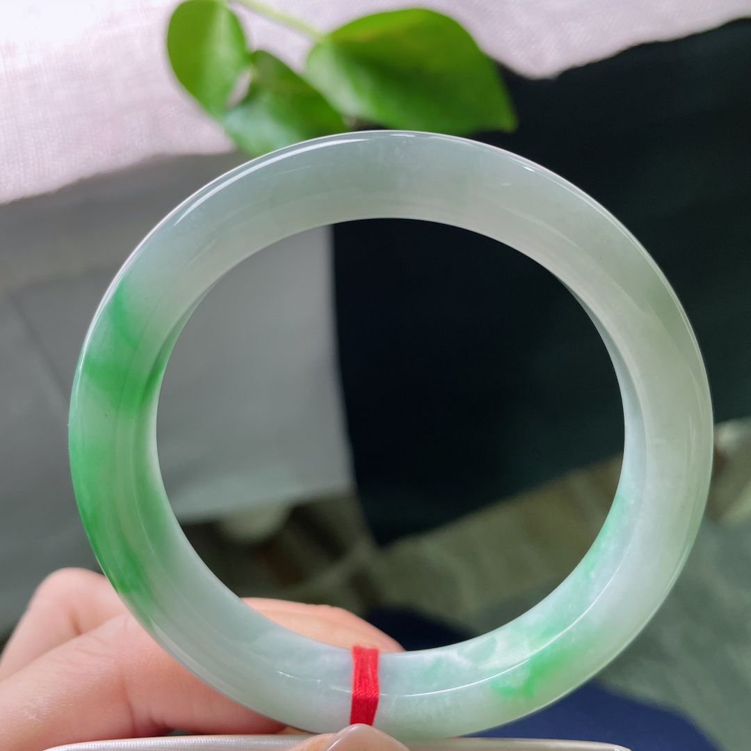 58.2/10.9，飘花绿正圈，窄条，水润，青翠欲滴，俏丽若三春之桃，有纹，ss52583a