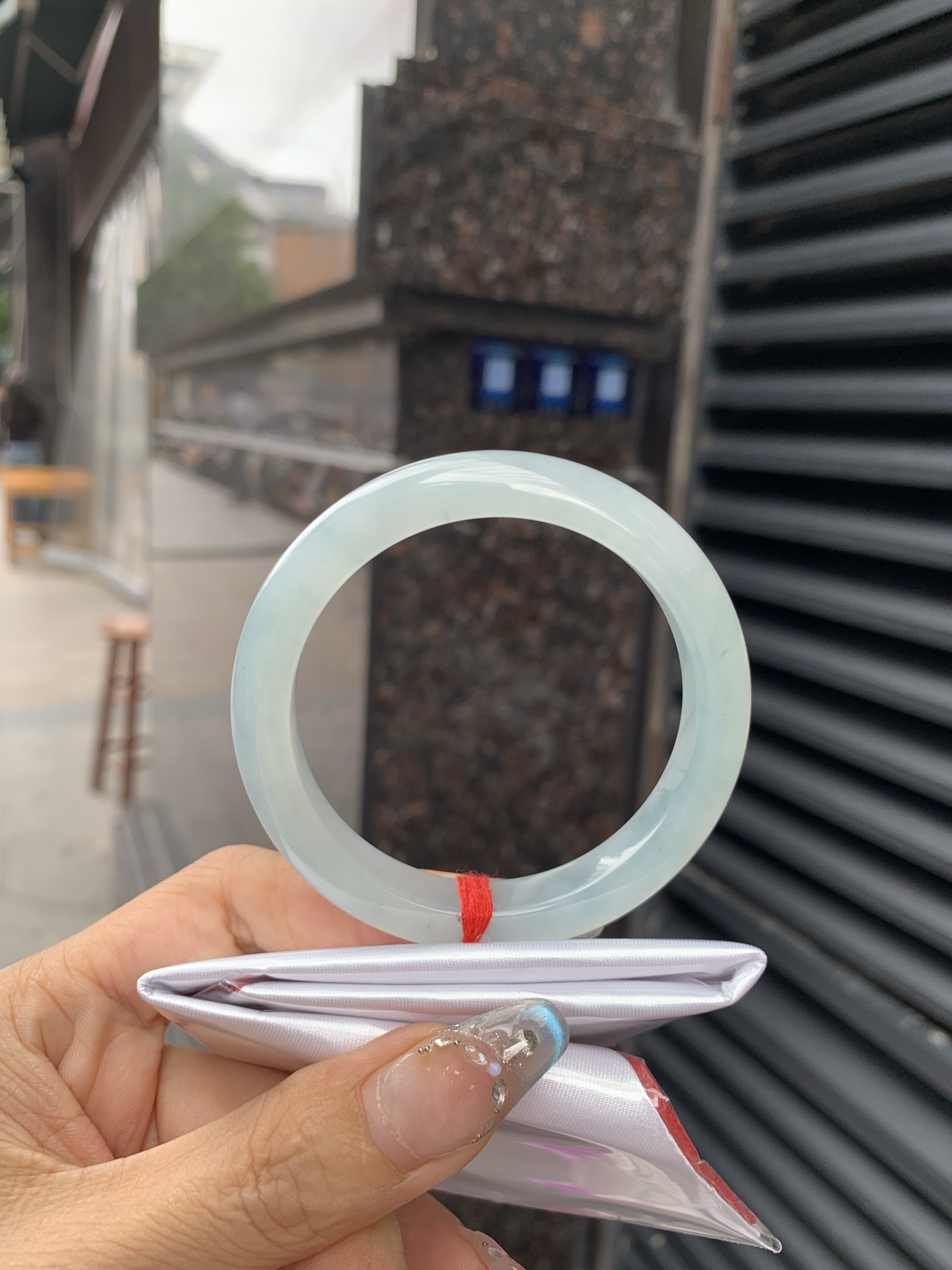 飘花正圈 0518-N751 打灯棉絮，底妆冰润，淡淡蓝底飘碎花，清爽中带着独特且直观的美