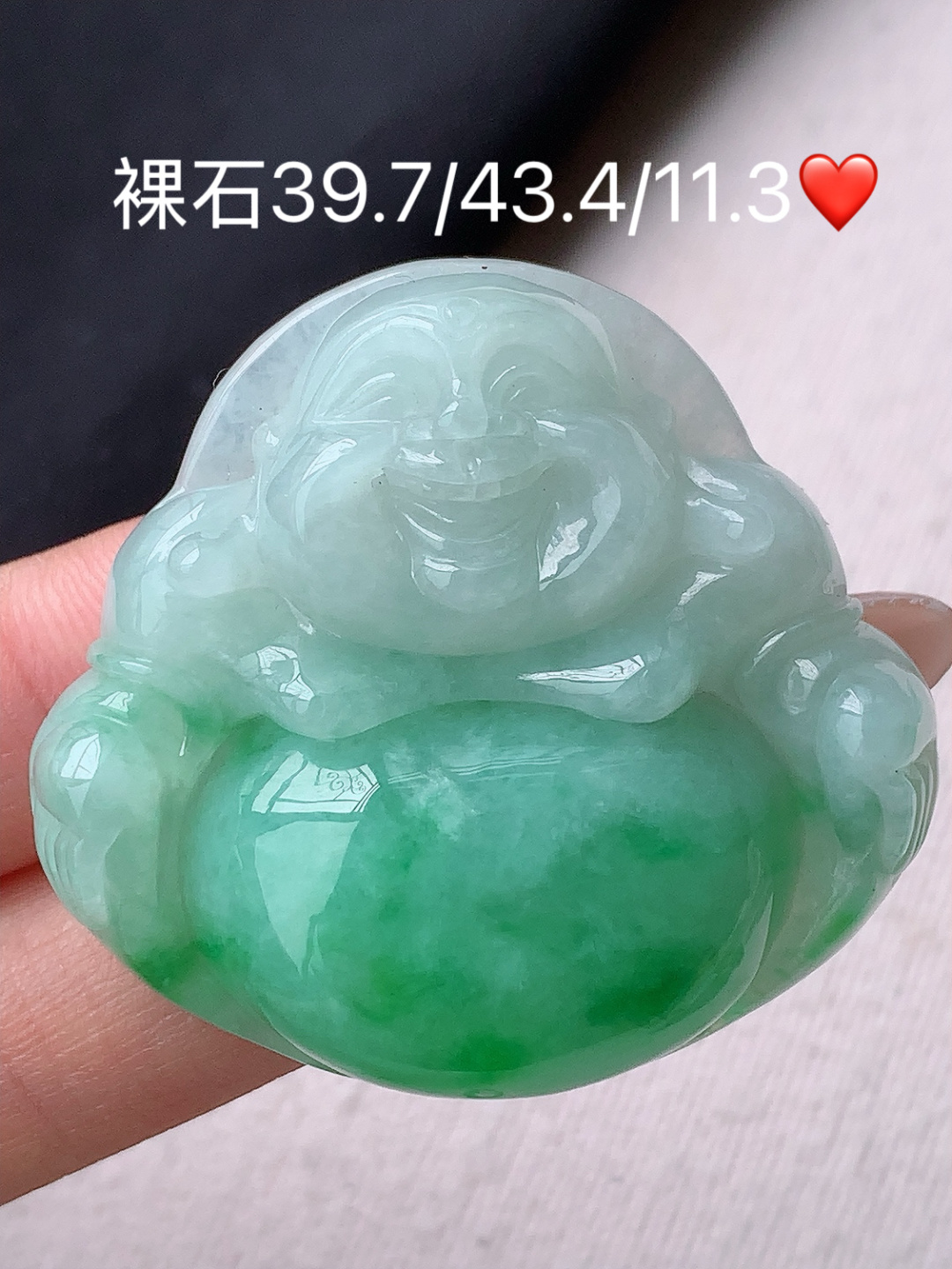 冰飘绿佛公挂件，品相端正，色泽鲜艳，佩戴简单大气，39.7-43.4-11.3