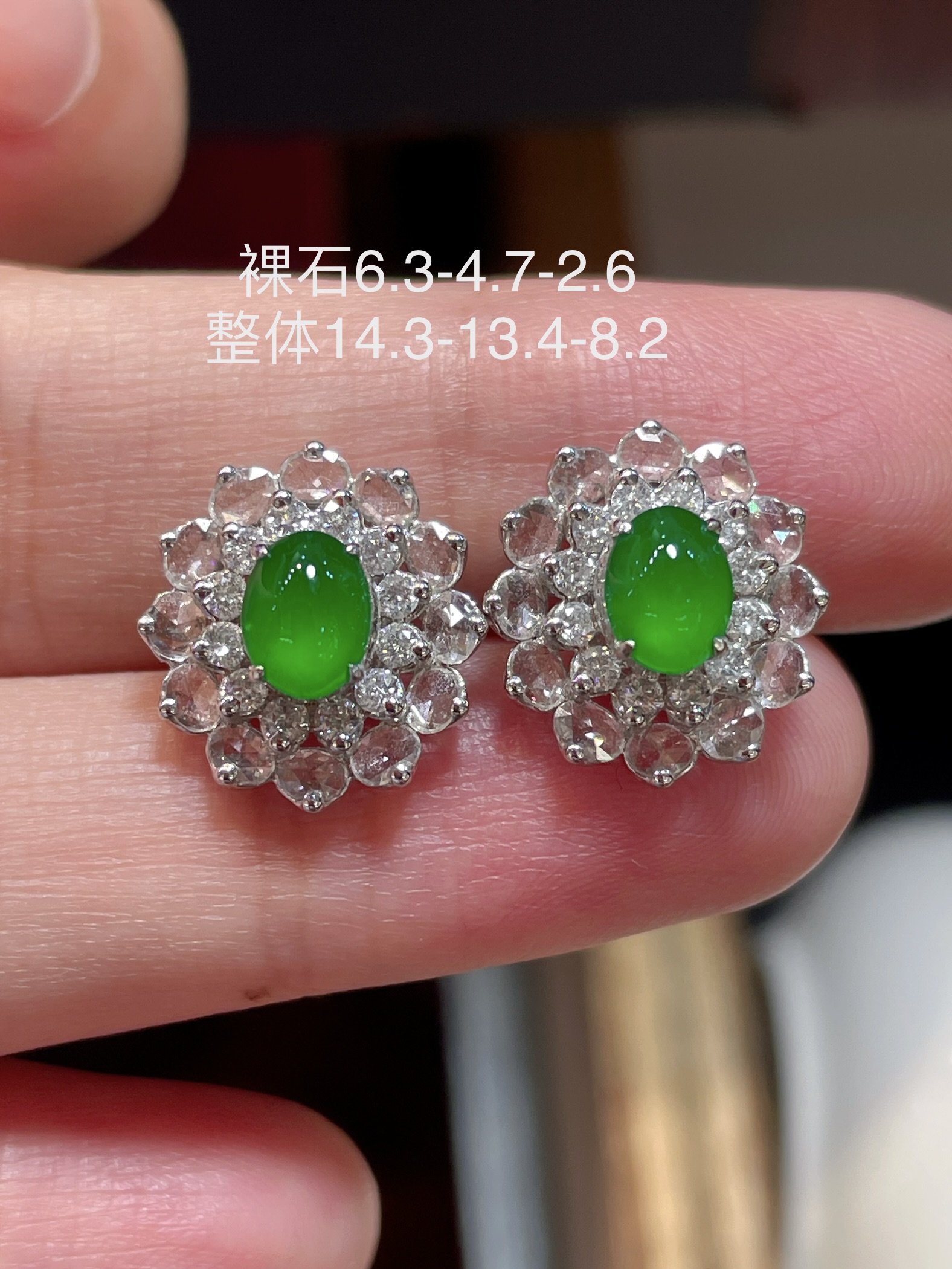 ️ 性比高 精品蛋面耳钉，高冰辣绿 冰种阳绿色，起光，耳伴间的青翠绿滴 18k真金镶嵌，细腻水润 