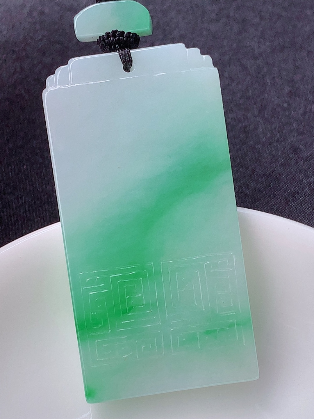 ️️ 冰飘绿仿古无事牌挂件 底子细腻水润，翠色鲜甜，佩戴简单大方，53.7-27.6-6.1
