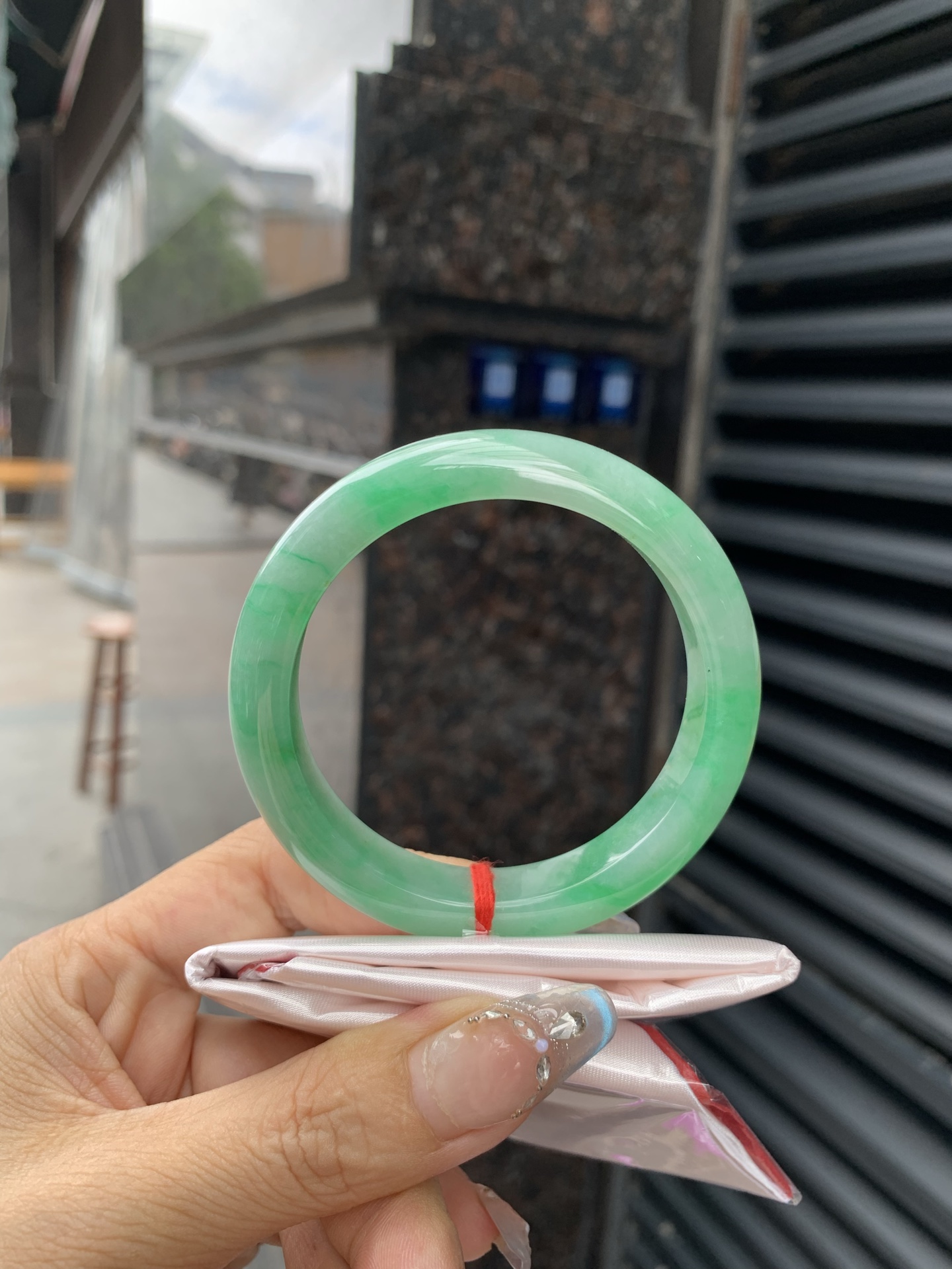 满绿正圈 54.5-8.1-11.2 0518-563-10551 打灯细纹，不影响，底妆水润，满圈阳绿花色鲜艳青翠，色泽均匀分布，举手投足之间散发出来的贵气感