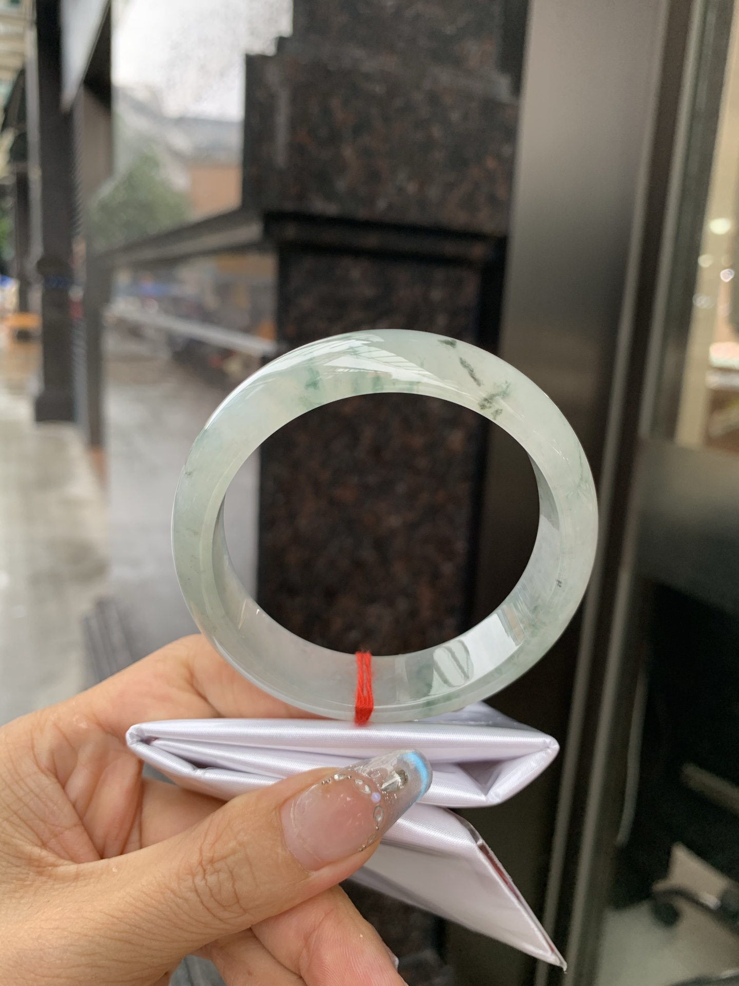 宽版正圈 57.7-7.6-15.6 0519-4A119 无裂，底妆冰透有光感，冰底中开出了朵朵蓝