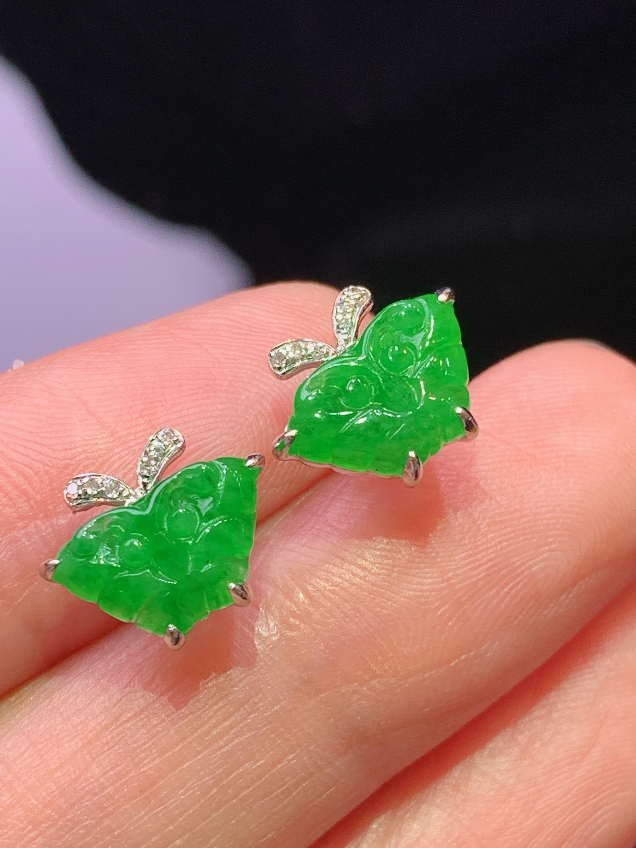 18k金钻镶嵌满绿蝴蝶耳钉 玉质细腻 色泽艳丽清新 水润亮眼 整体尺寸9*11.2*3 z1