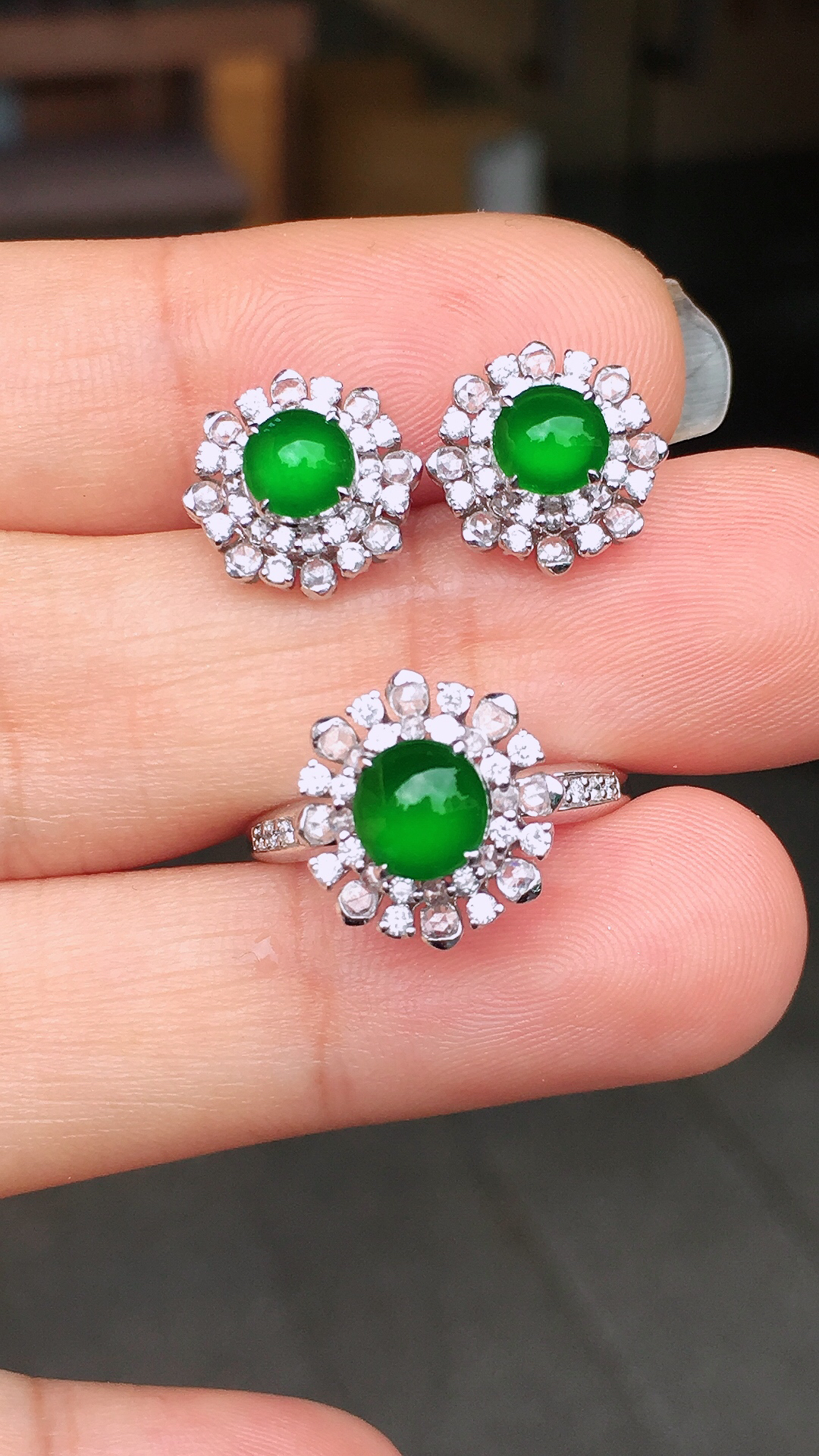辣绿蛋面套装（耳钉+戒指），色泽均匀艳丽，玉质细腻，荧光感超
强，饱满圆润，简单大方，尽显优雅气质，