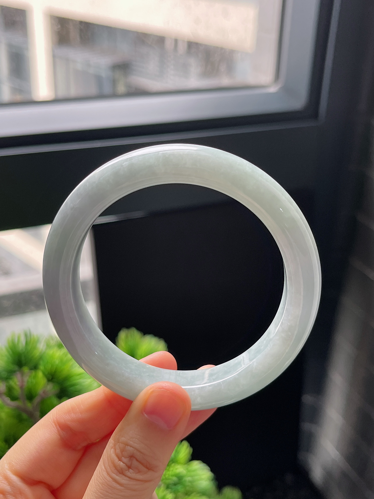 正圈60圈口，翡翠糯化种淡绿色手镯