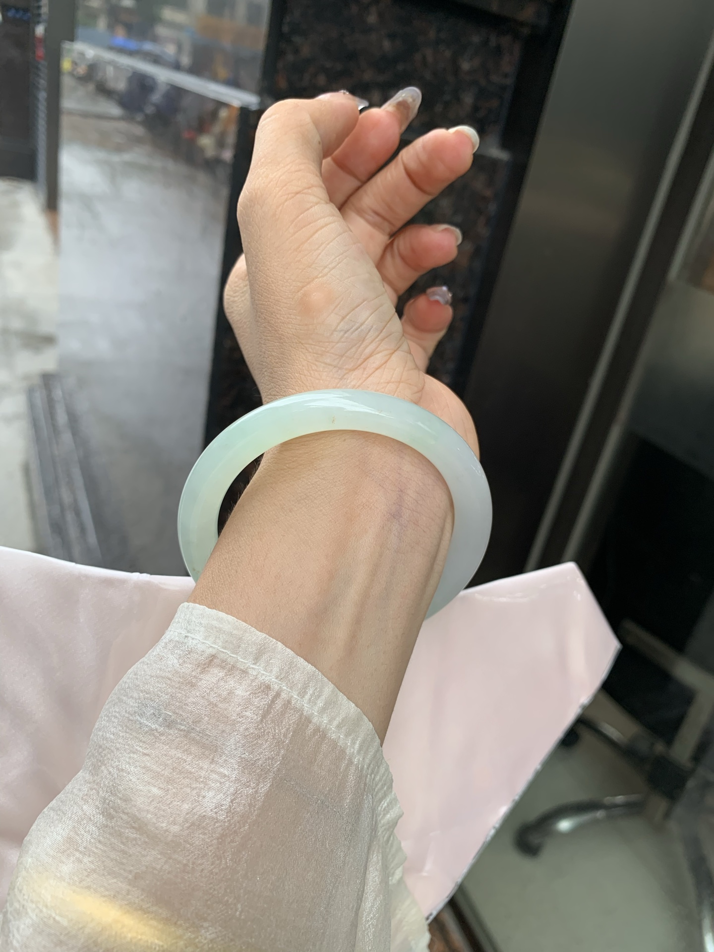 冰晴绿洒金美人条 55.6-8.5-8 0519-N762 无裂，底妆冰透水润，淡雅晴绿底洒金点缀，像初春嫩芽落入清泉，均匀柔和，抬眼就是一片宁静感