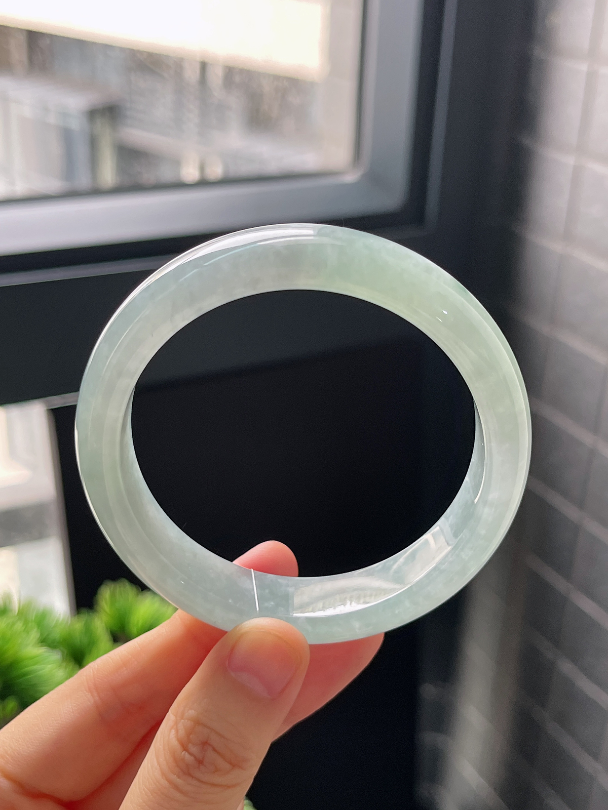 正圈57圈口，翡翠冰糯种淡蓝色手镯