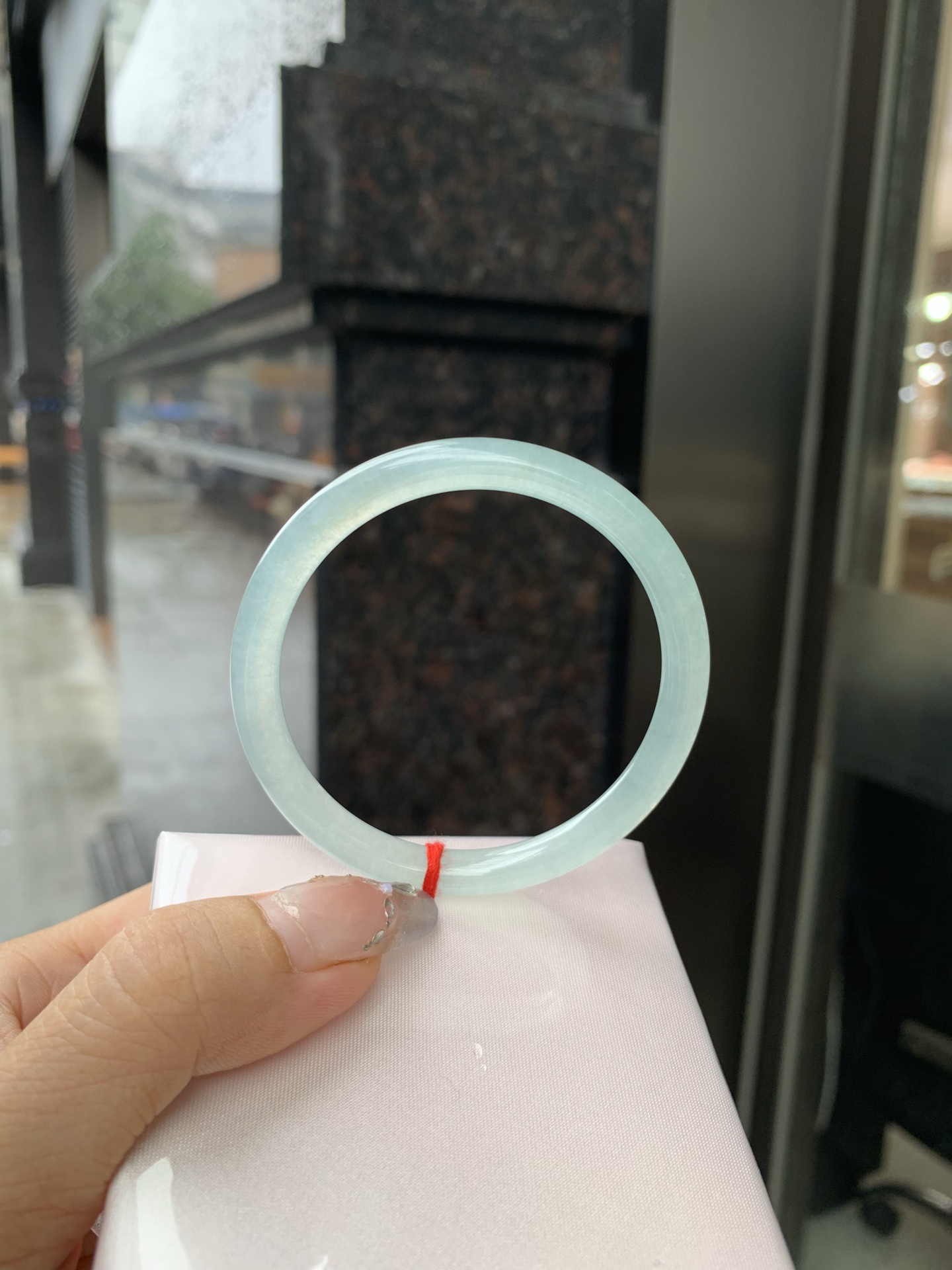 晴蓝美人条，底妆冰润，清爽耐看的均匀晴底，夏季美好的冰凉感，时而晴而晴蓝，随光线变化如梦如幻。