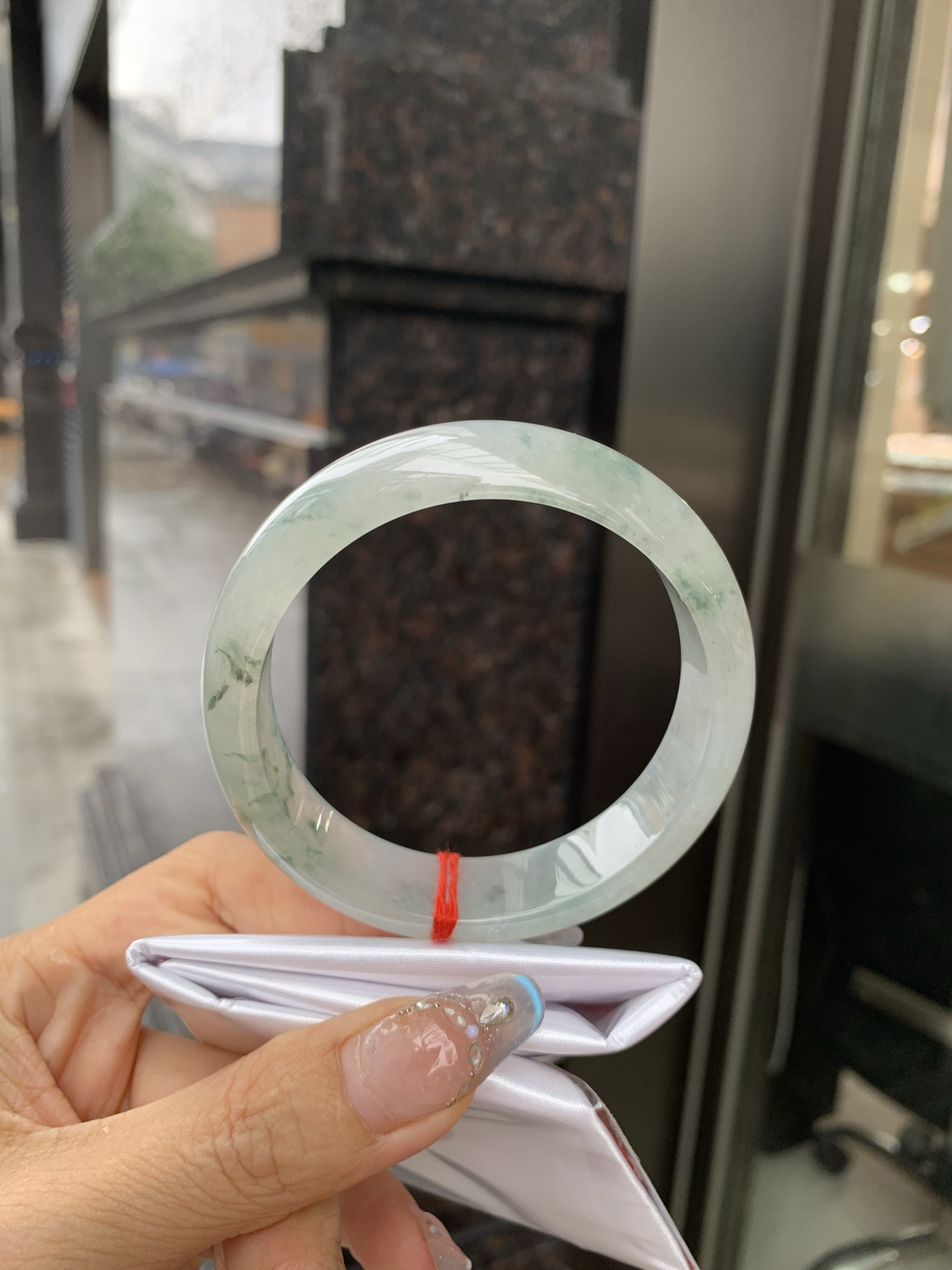 宽版正圈 57.7-7.6-15.6 0519-4A119 无裂，底妆冰透有光感，冰底中开出了朵朵蓝花，飘花灵动飘逸，勾勒出一幅唯美诗意的山水意境画，古典优雅又秀气