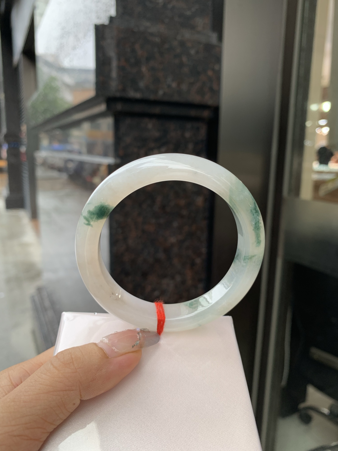 冰飘花正圈 0519-4A118 打灯棉线，底妆冰润细腻，冰底中开出了朵朵蓝花，飘花灵动飘逸，勾勒出一幅唯美诗意的山水意境画，古典优雅又秀气