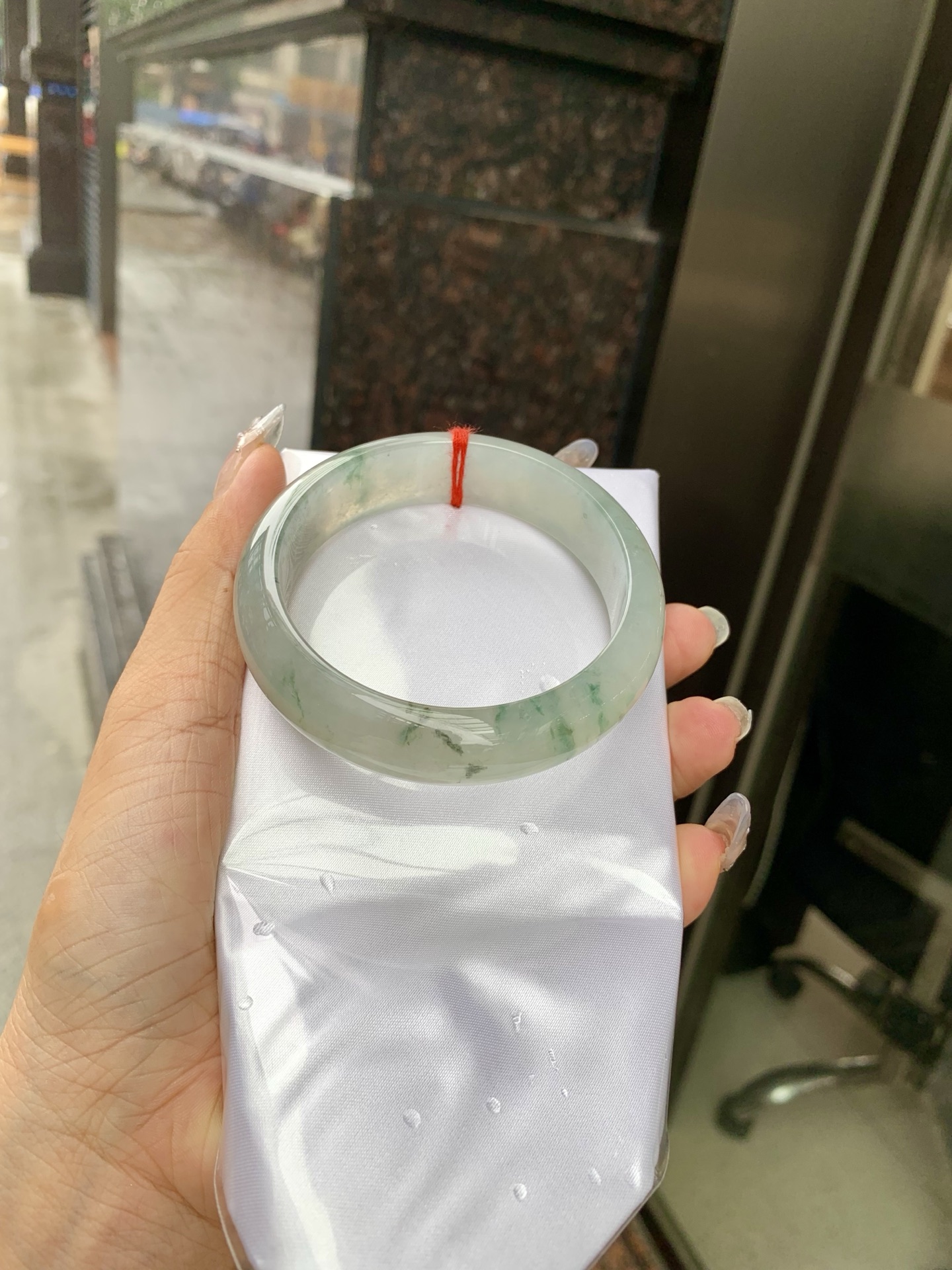 宽版正圈 57.7-7.6-15.6 0519-4A119 无裂，底妆冰透有光感，冰底中开出了朵朵蓝花，飘花灵动飘逸，勾勒出一幅唯美诗意的山水意境画，古典优雅又秀气