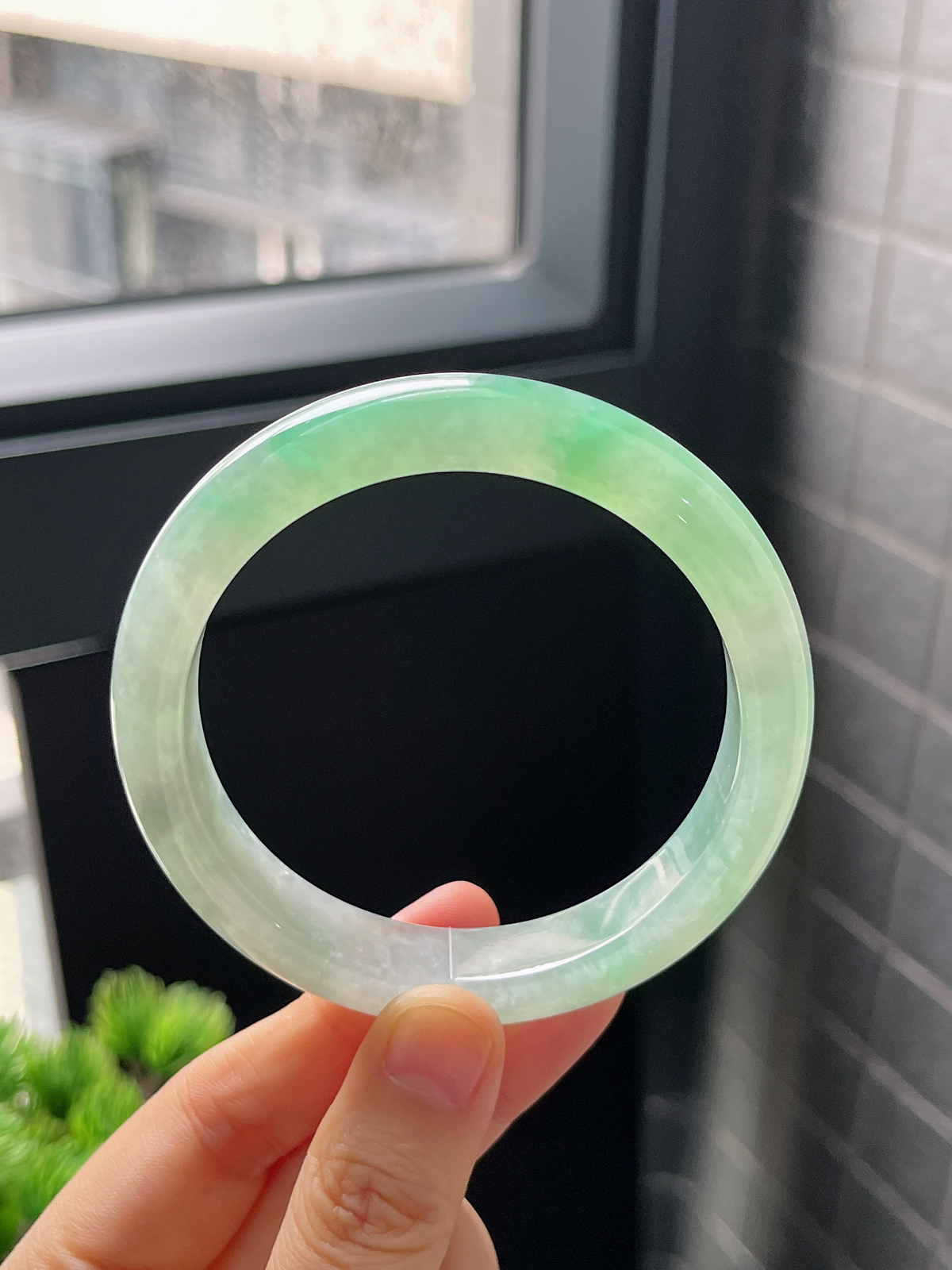 正圈58圈口，翡翠冰糯种淡绿色手镯