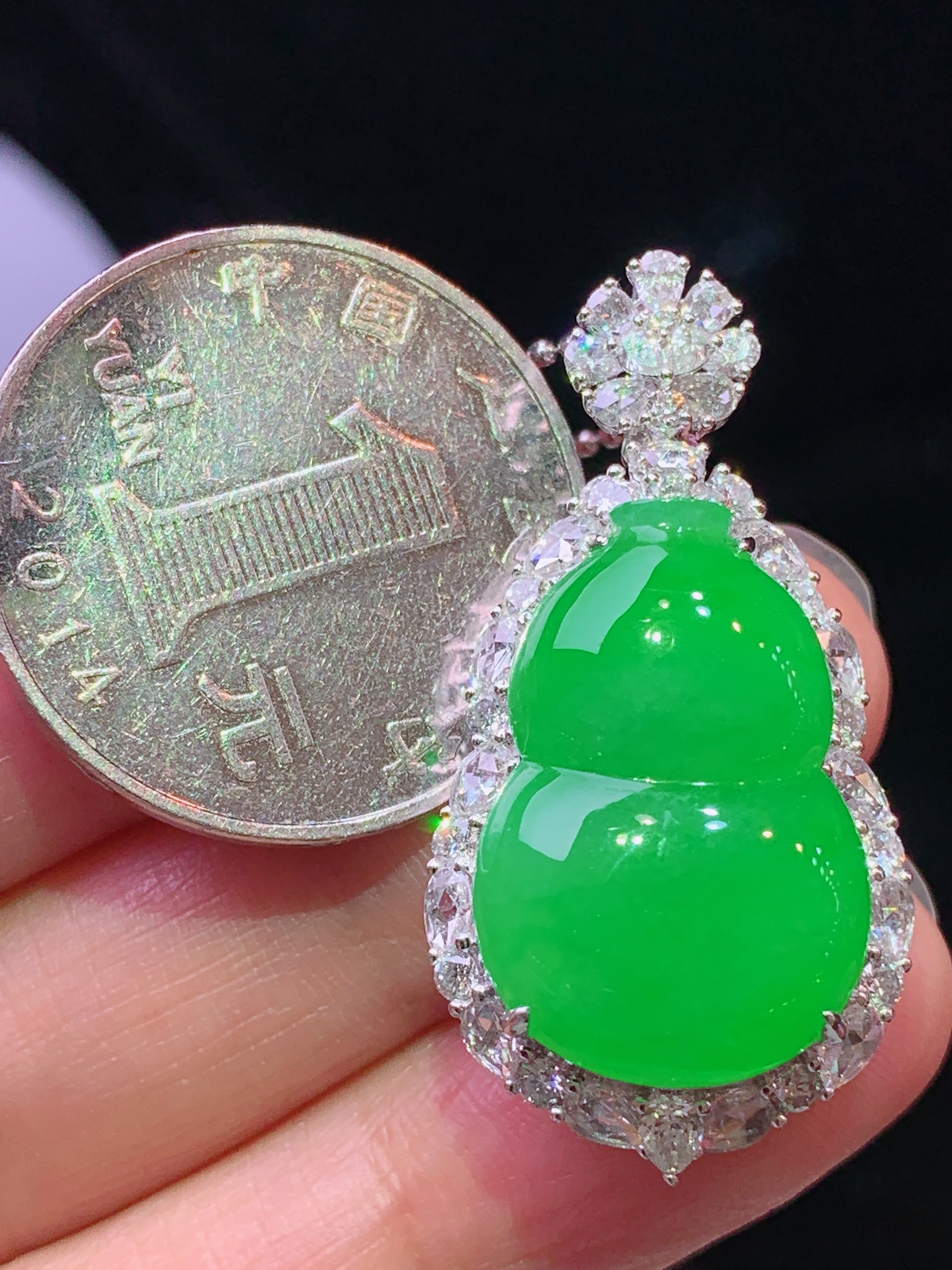 18k金钻镶嵌冰阳绿葫芦吊坠 玉质细腻 色泽艳丽清新 水润亮眼 整体尺寸35.4*18*11 s1