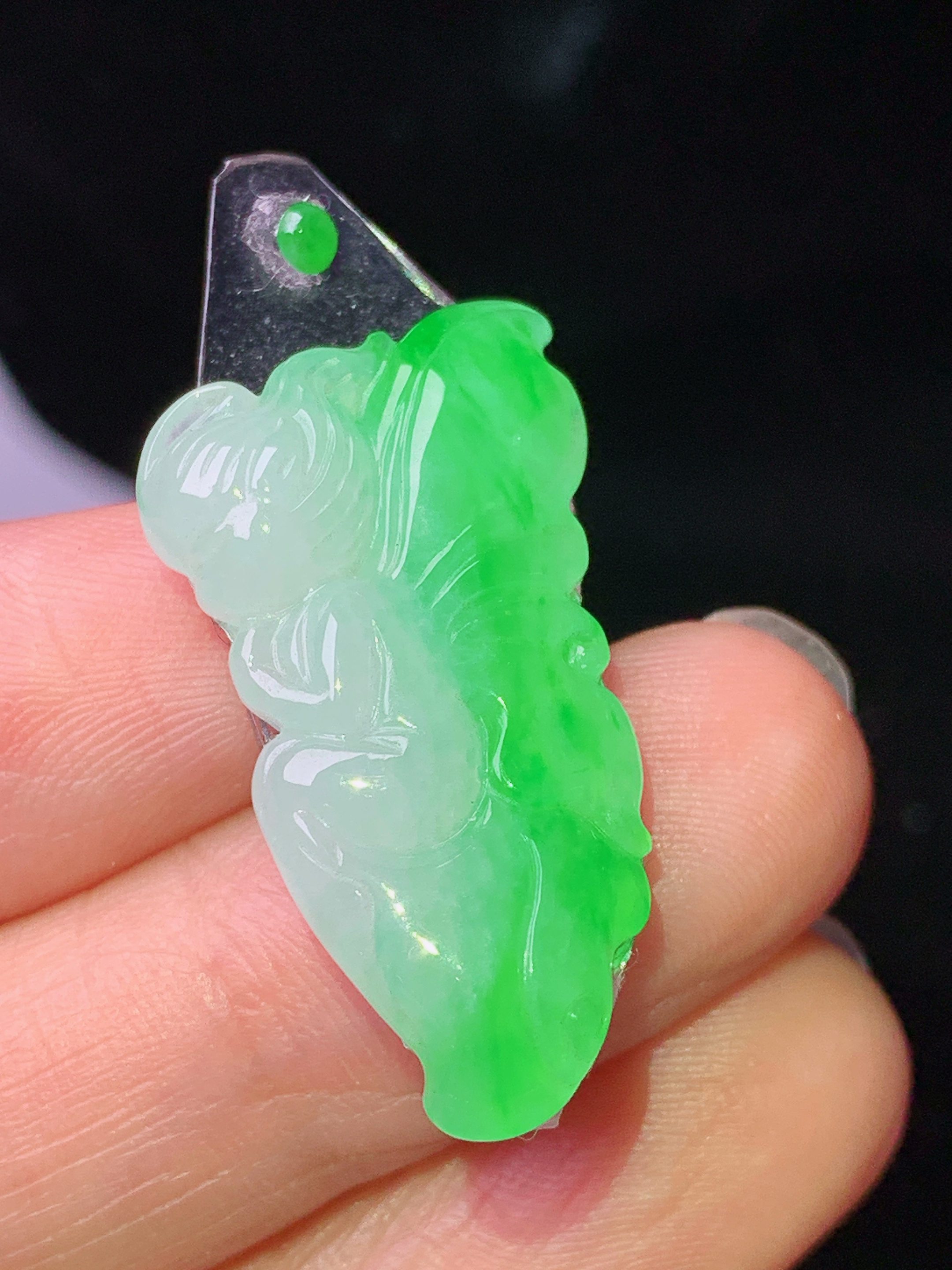 镶嵌款 飘绿天使吊坠 玉质细腻 色泽艳丽清新 水润亮眼 整体尺寸29*15.8*4.8 2x